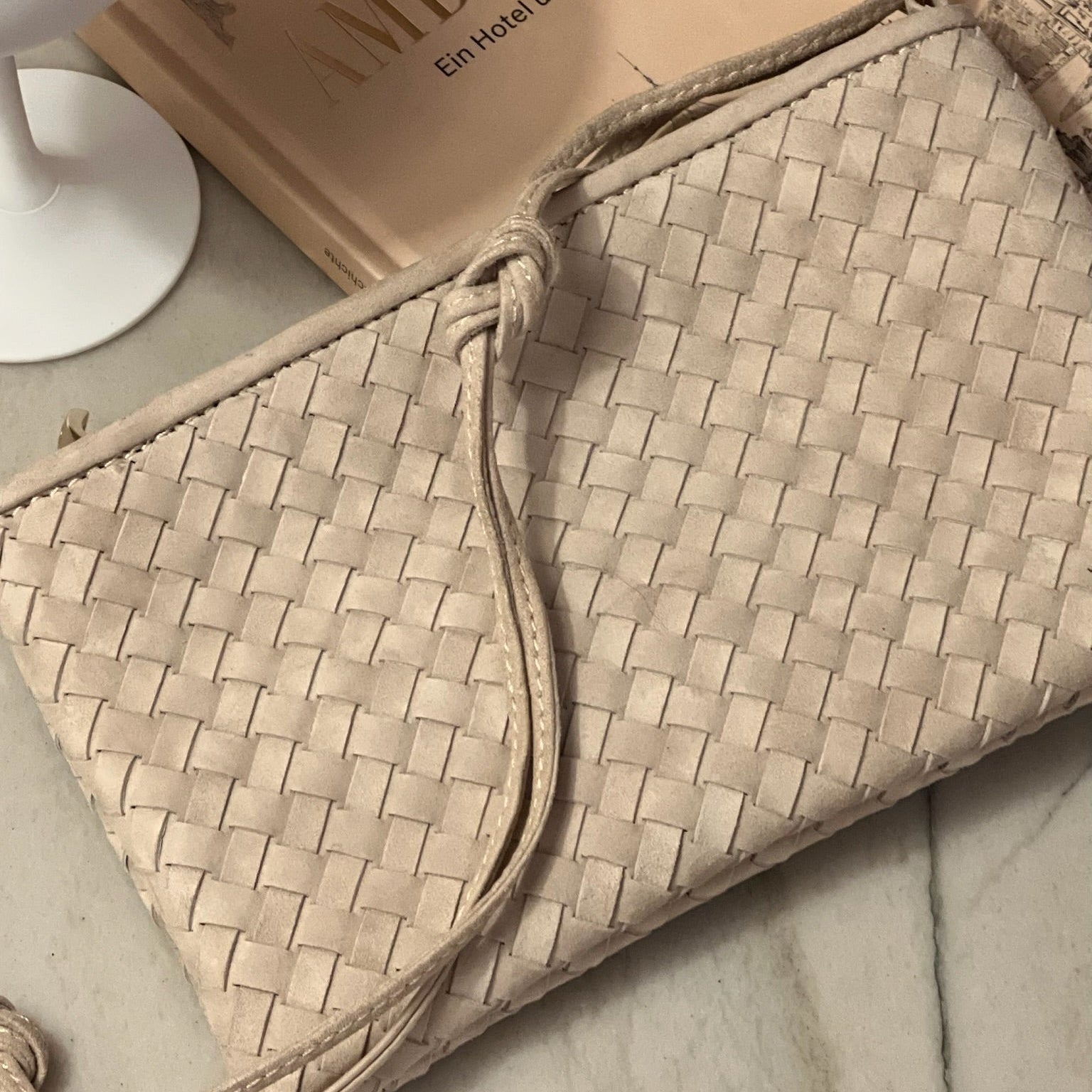 Ribichini Camper clutch sand semsket clutch med gulldetaljer.