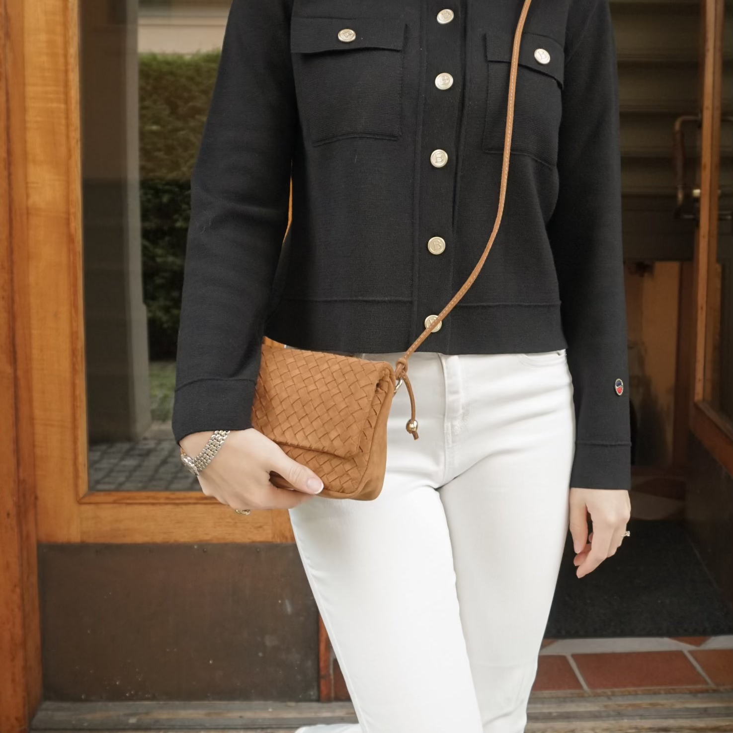 Ribichini Undercover i fargen camel er en praktisk og stilfull flettet skinnveske laget av førsteklasses semsket skinn.