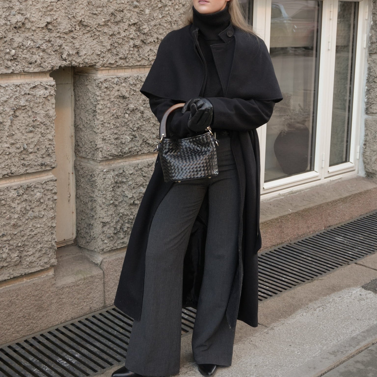 Ribichini Albaro sort håndflettet veske i italiensk skinn stylet med sort kåpe og vide bukser.