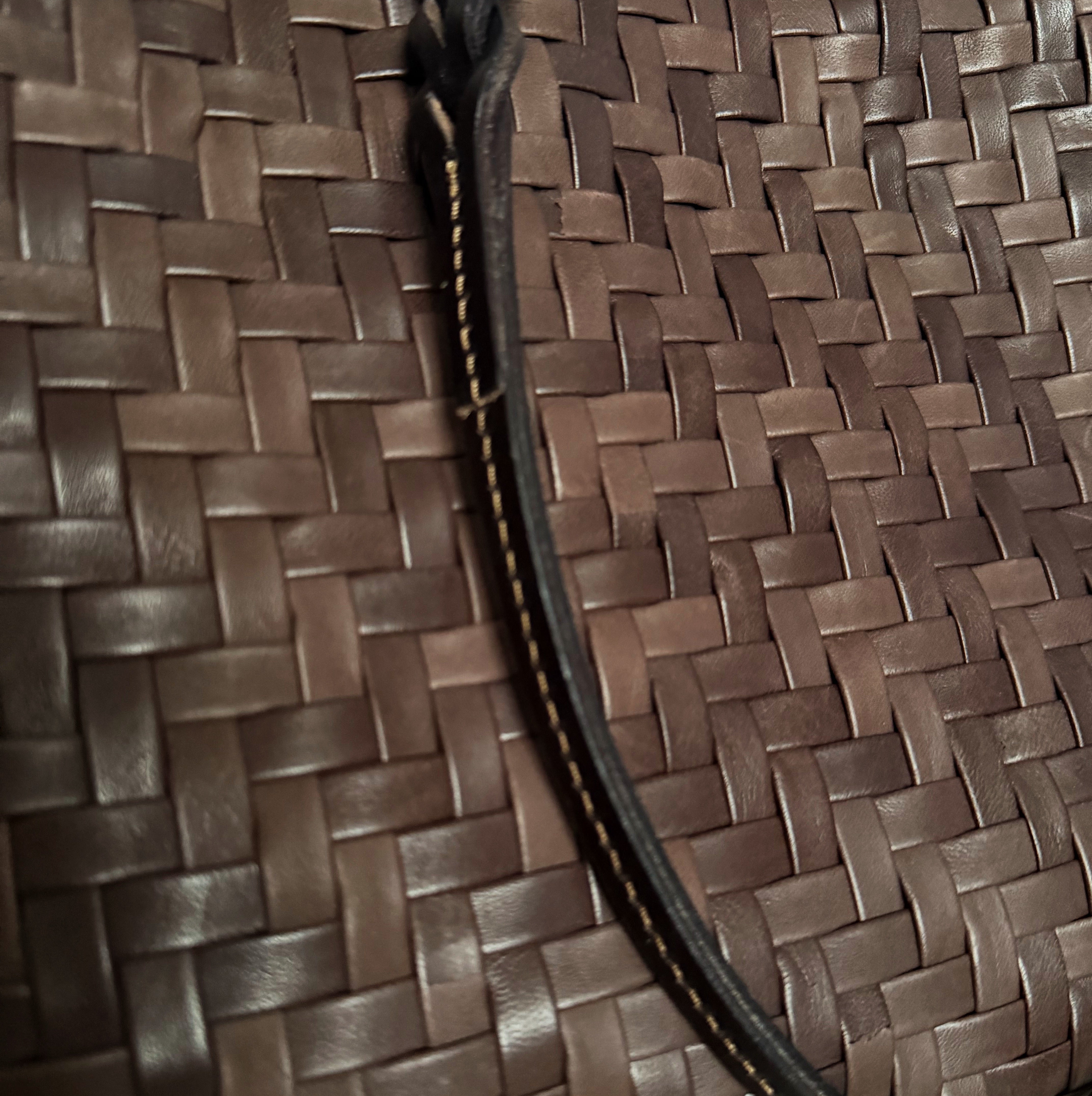 Safari i brunt– detaljert nærbilde av håndflettet skinn og flettet stropp.