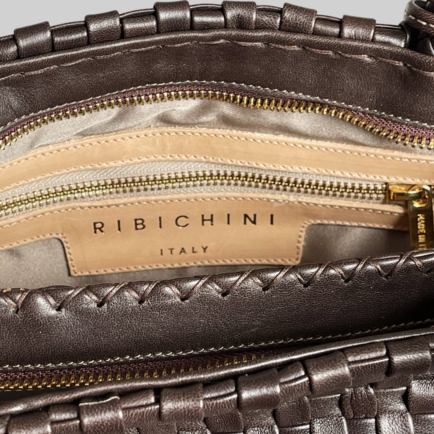 Ribichini Ginny-skinnvesken har en praktisk innvendig lomme designet for å organisere småting som nøkler, lommebok og telefon, slik at du enkelt kan få tilgang til dem.