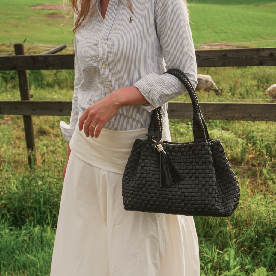 Sophia skinnveske i sort med skinn-dusk og gulldetaljer fremhever luksus og eleganse.