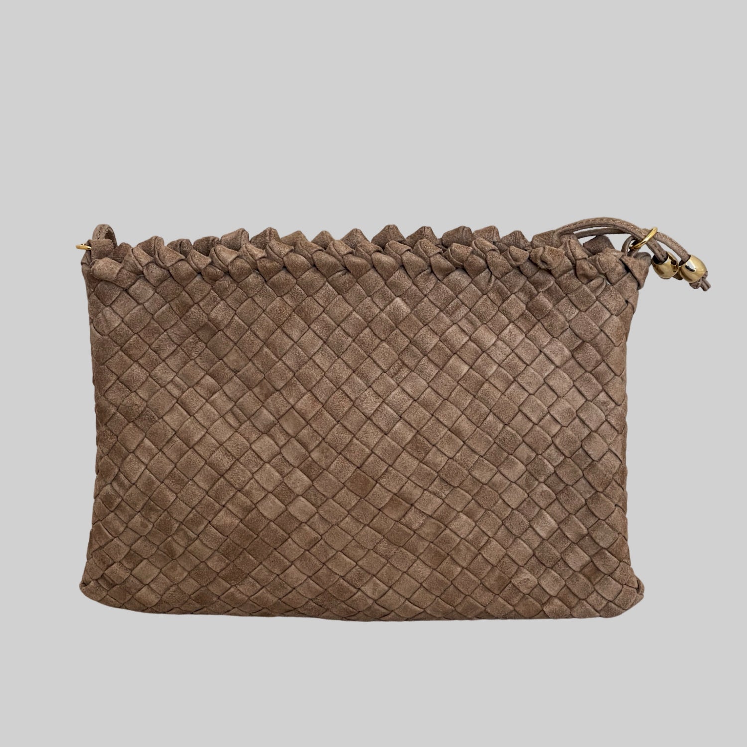 Ribichini Woodstock Royal clutch i semsket lammeskinn, fargen terra, med flettet design og gullfarget detalj ved stroppen.