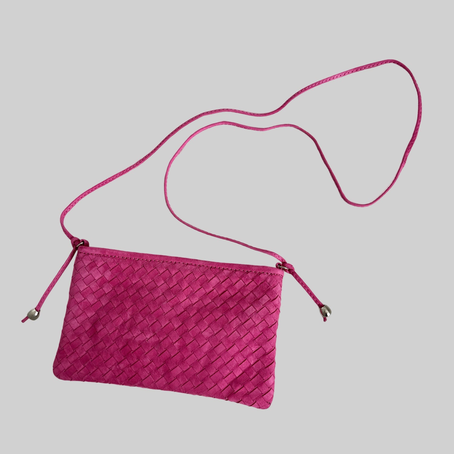 Rosa Ribichini clutch i semsket lammeskinn med flettet mønster, lang skulderrem og sølvdetaljer.