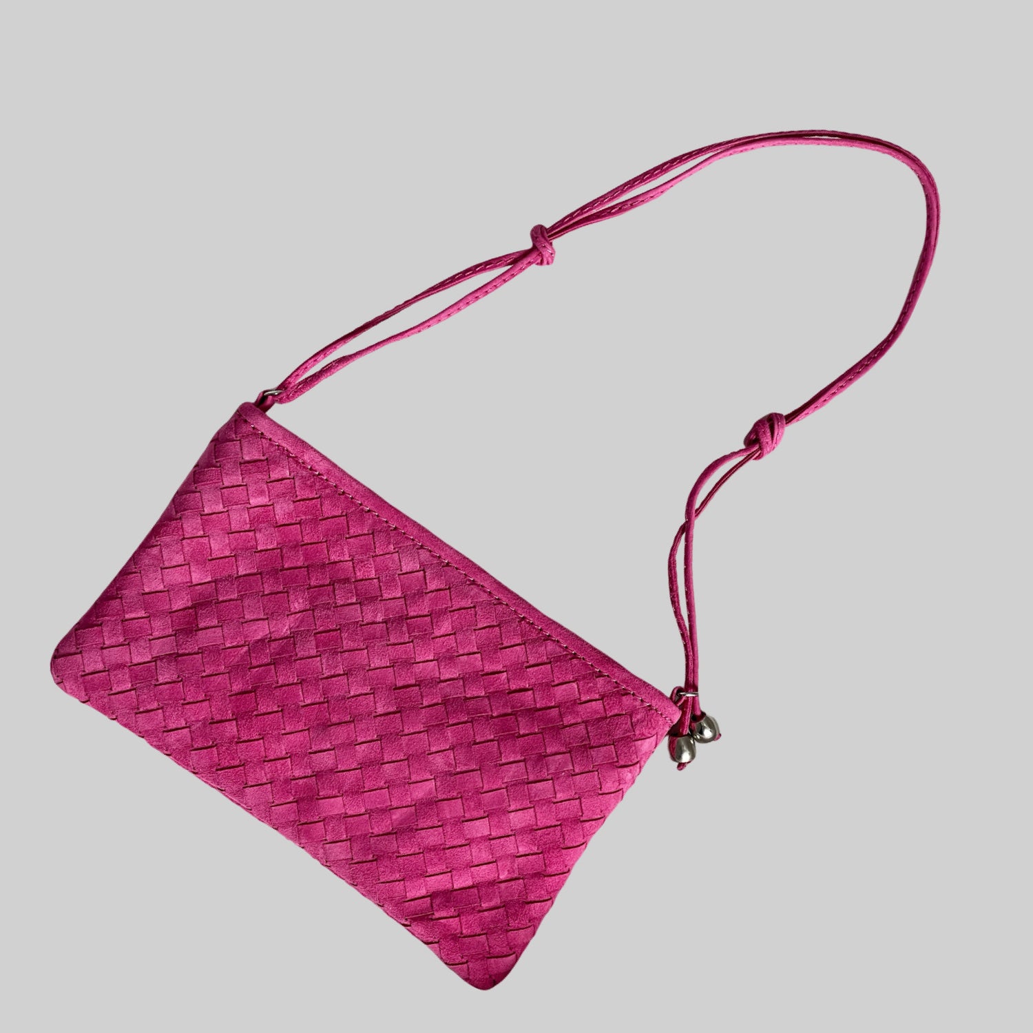 Rosa Ribichini clutch i semsket, flettet lammeskinn med justerbar skulderrem og sølvkuler.