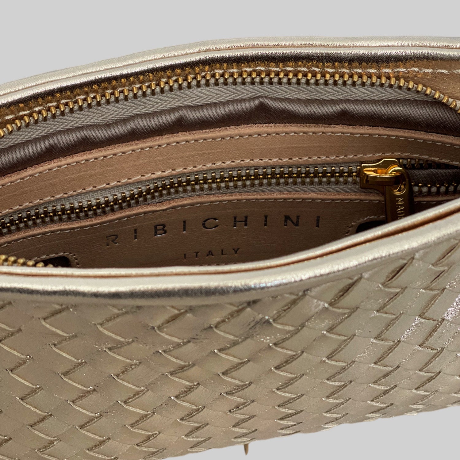  Innsiden av Ribichini Camper Clean clutch i gull viser romslighet og elegant design, perfekt balanse mellom funksjonalitet og stil.