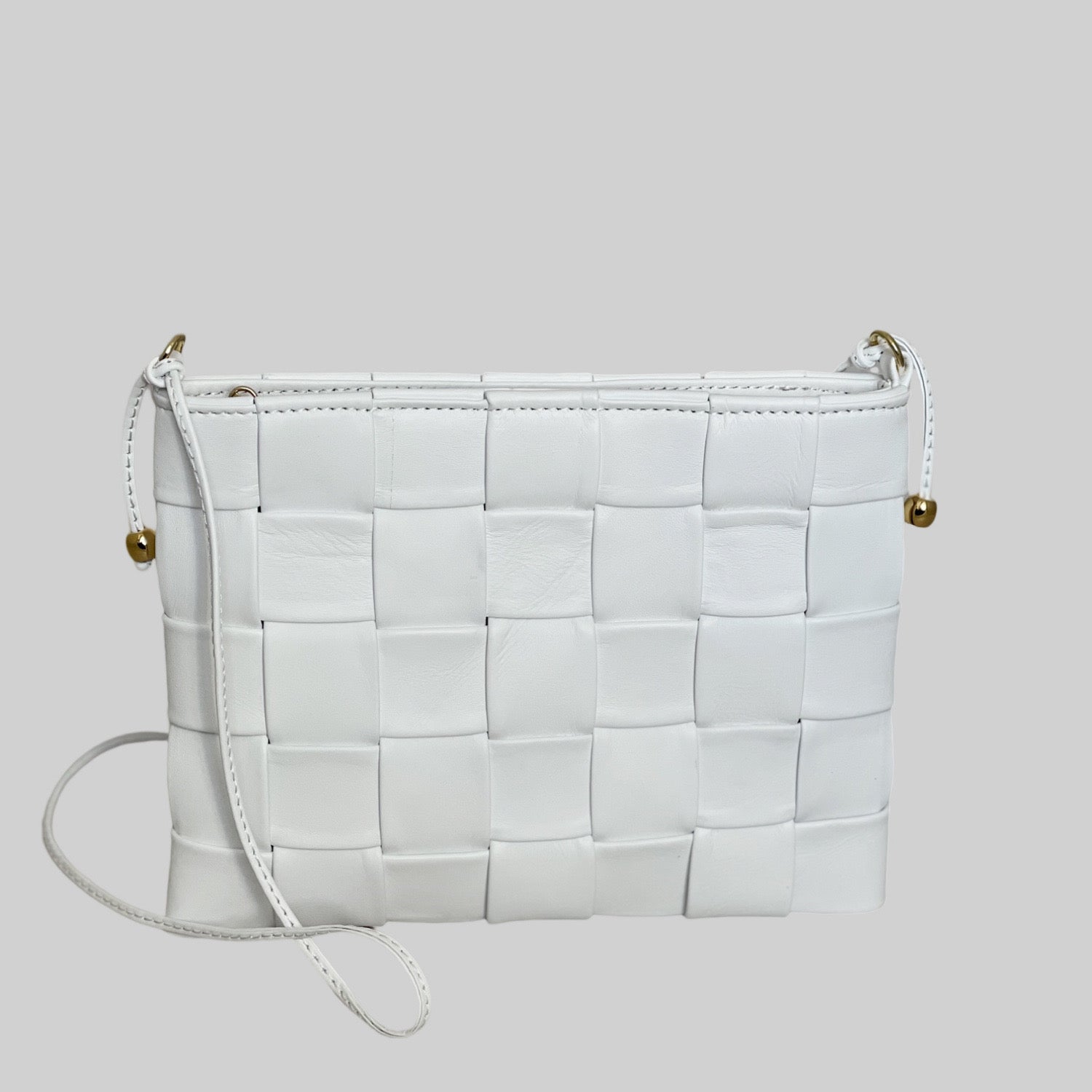 Ribichini Square Clutch i hvitt er perfekt for små nødvendigheter med sitt unike flettemønster og myke lammeskinn. Elegant og kompakt.