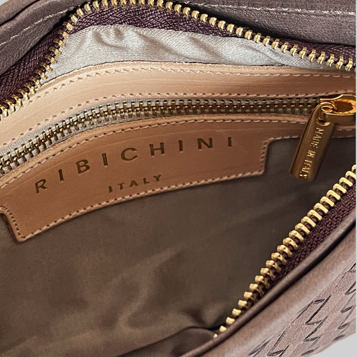 Bildet gir et innblikk i innsiden av Ribichini Camper Clean Clutch i brunt, og viser romsligheten og det funksjonelle designet, som opprettholder sin eleganse.