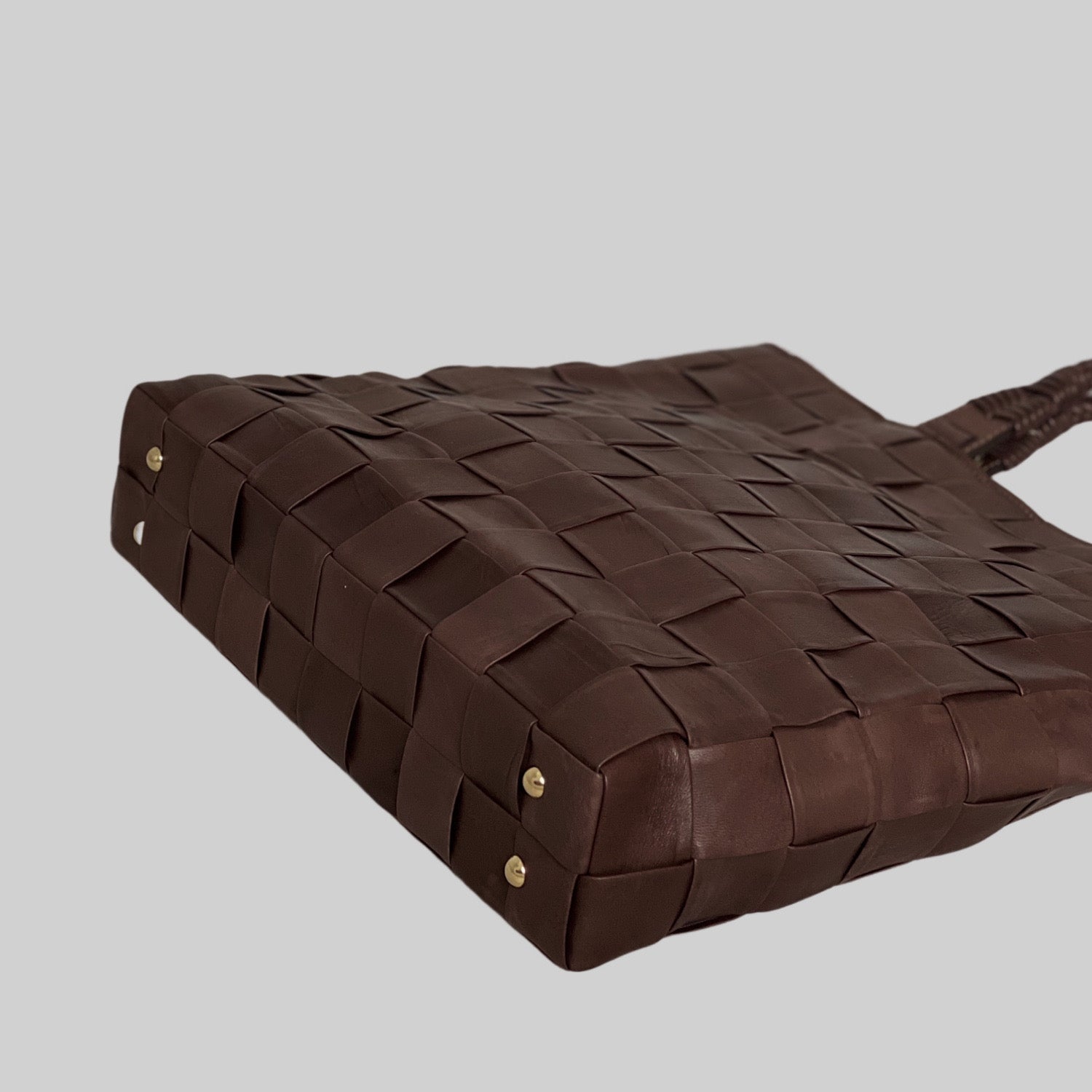 Ribichini Square skinnveske i brunt: Elegante gullknapper gir stil og beskyttelse til vesken