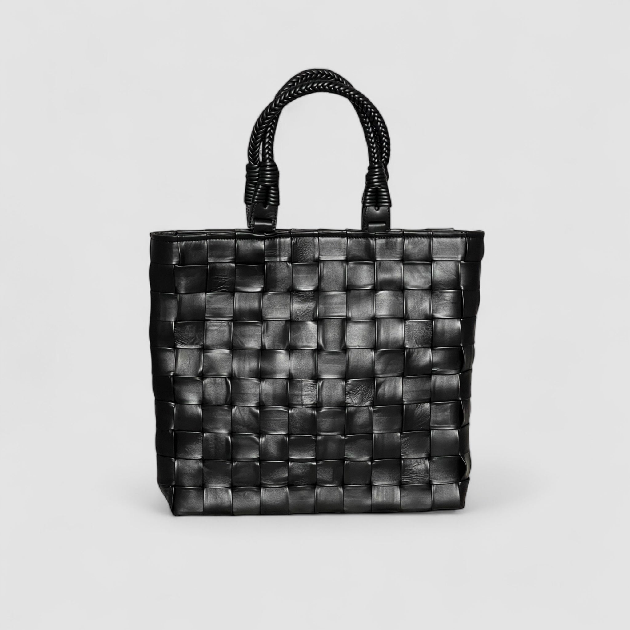 Ribichini Square skinnveske i sort: Håndflettet lammeskinn. Unikt mønster og elegant design.