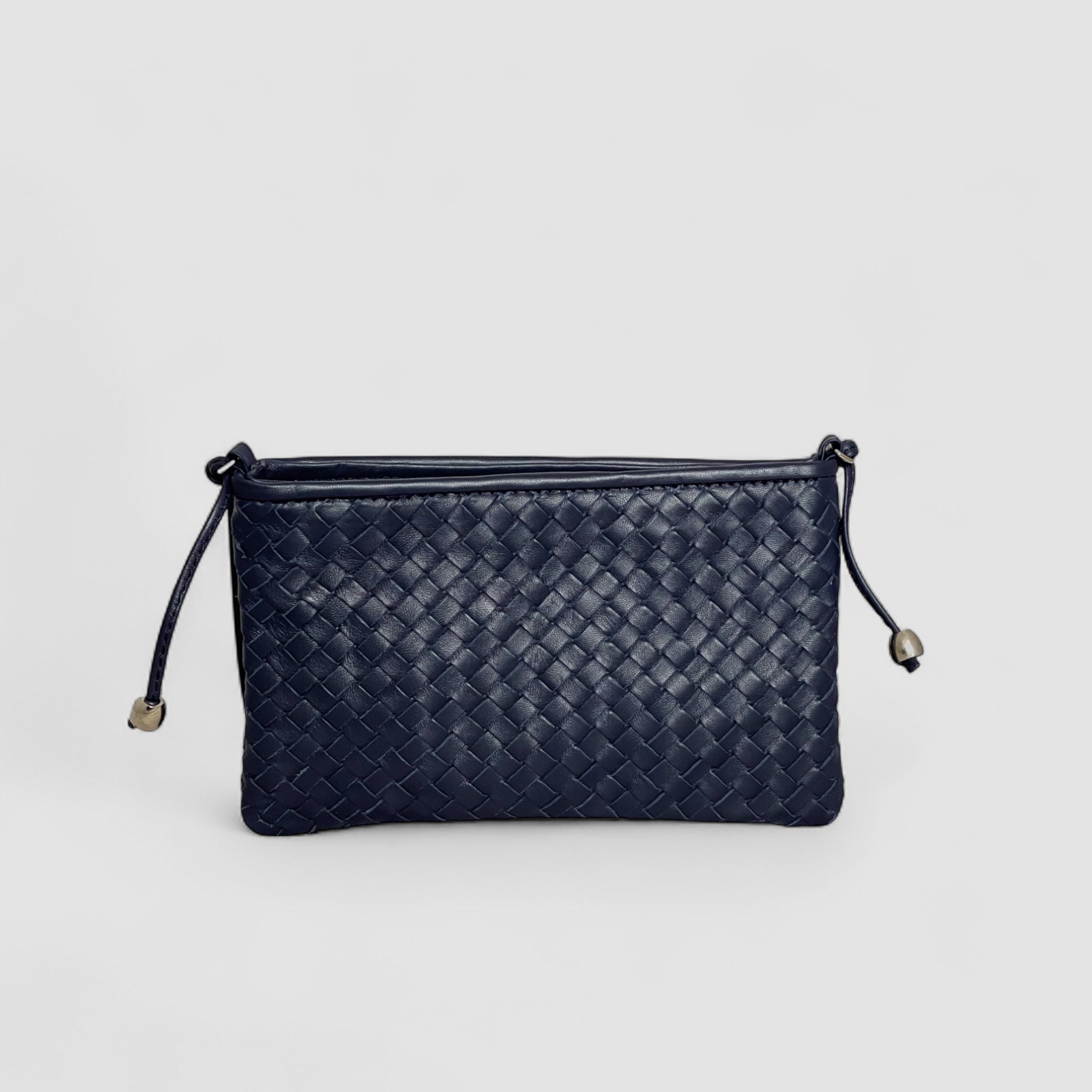 Navyblå clutch i flettet lammeskinn med sølvdetaljer – håndlaget italiensk design fra Ribichini.