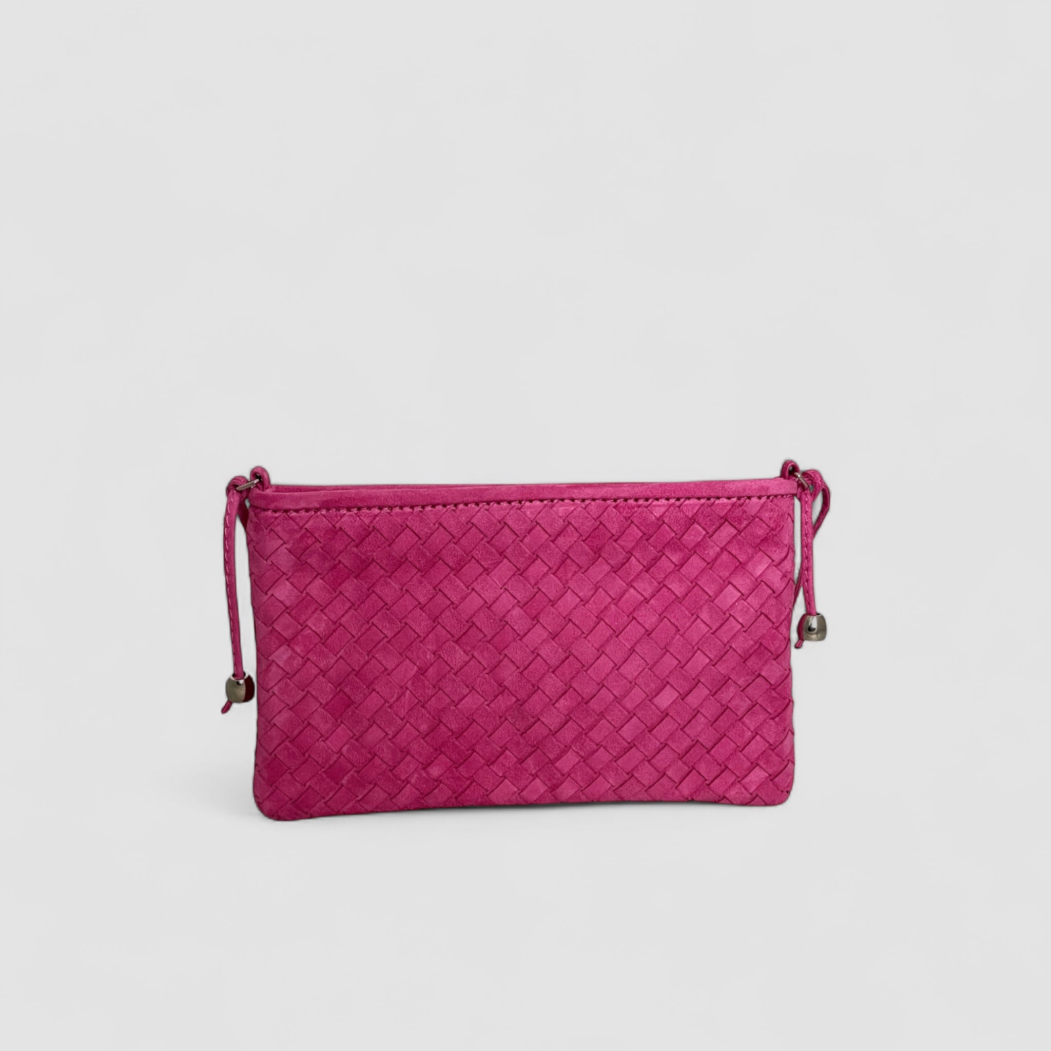 Rosa clutch i flettet semsket lammeskinn med sølvdetaljer – håndlaget italiensk design fra Ribichini.