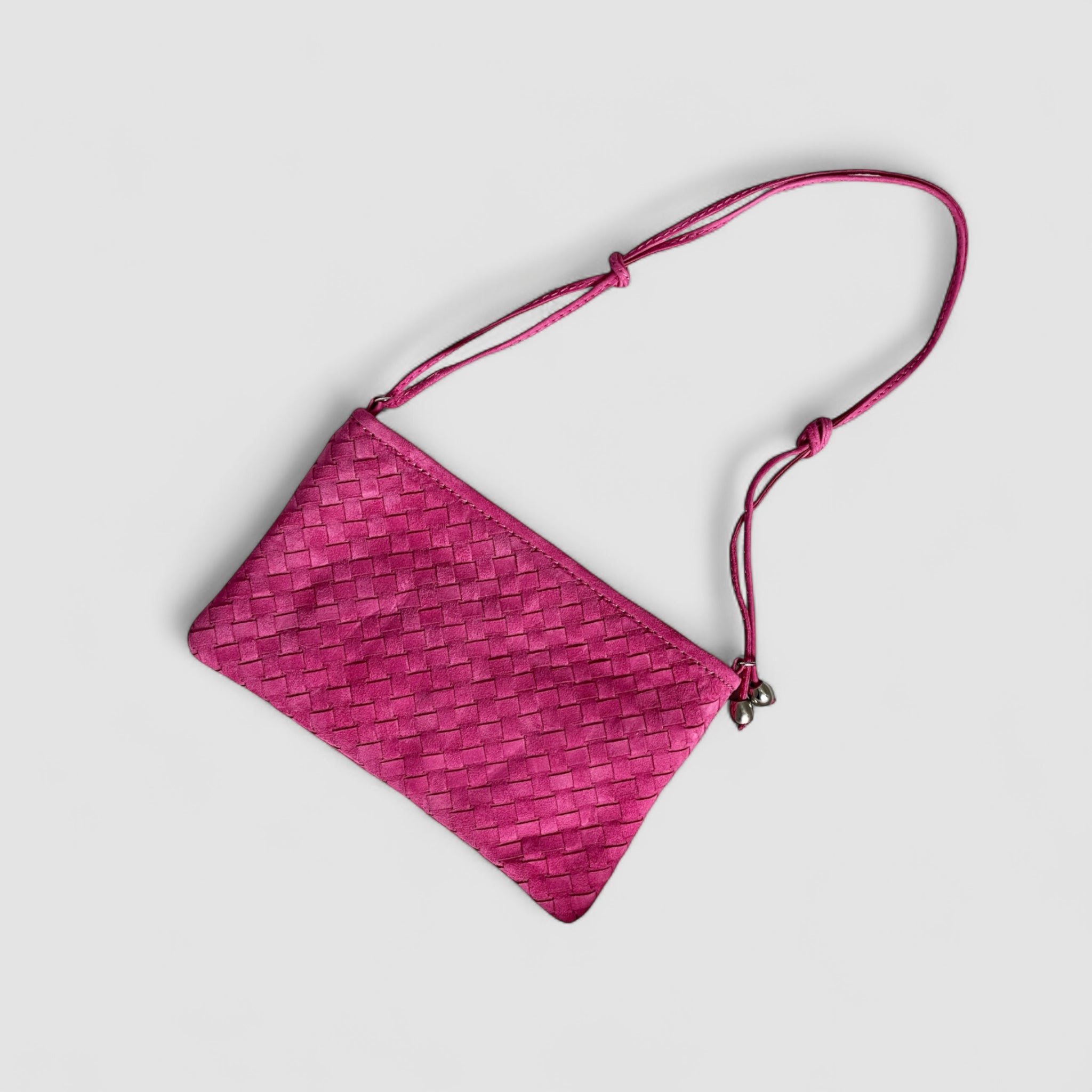 Rosa Ribichini clutch i semsket, flettet lammeskinn med justerbar skulderrem og sølvkuler.