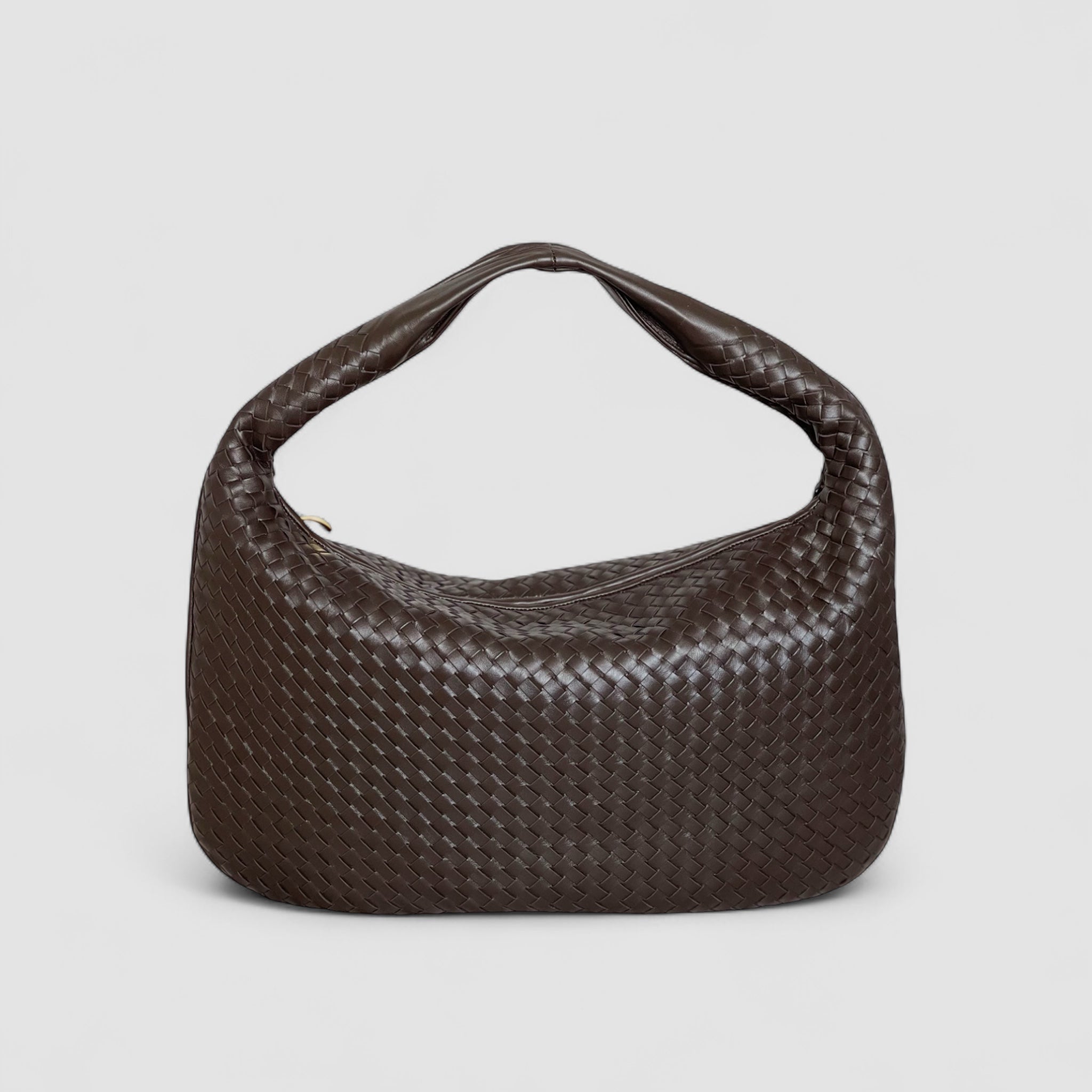 Ribichini Isola skinnveske i fargen chocolate med flettet design laget av lammeskinn.
