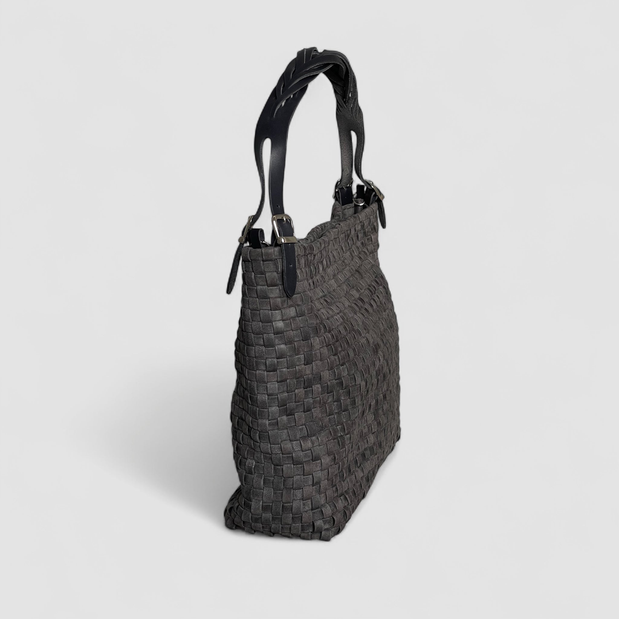 Ribichini Camper skinnvesken i graphite, som fremhever det flettede skinnet og de elegante sølvdetaljene, og gir innsikt i veskens dybde og kvalitet.