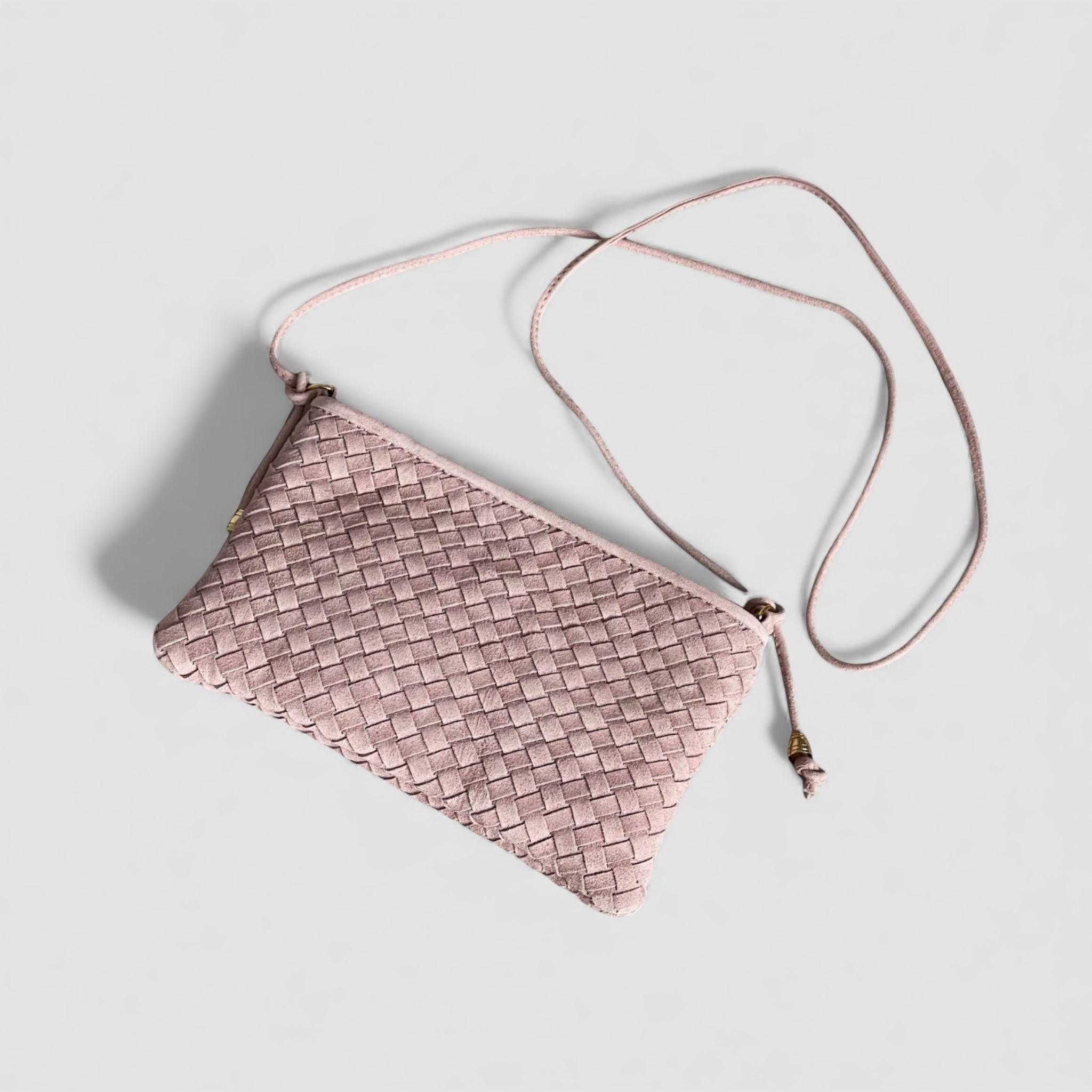Ribichini Camper Clutch i Rosa – liten flettet veske i semsket lammeskinn med skulderreim og gyldne detaljer.