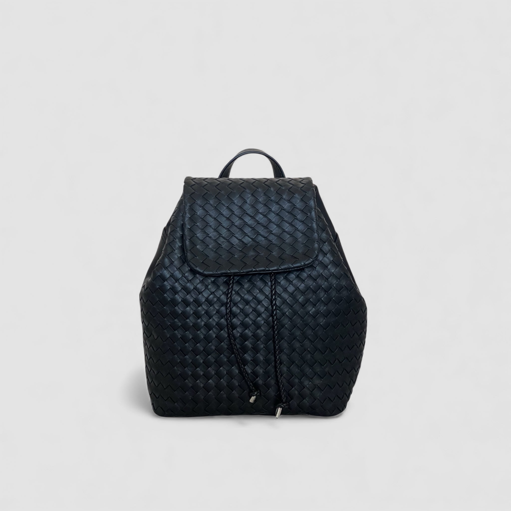 Ribichini Backpack Mini i svart, håndflettet italiensk skinn, sett forfra mot nøytral bakgrunn.