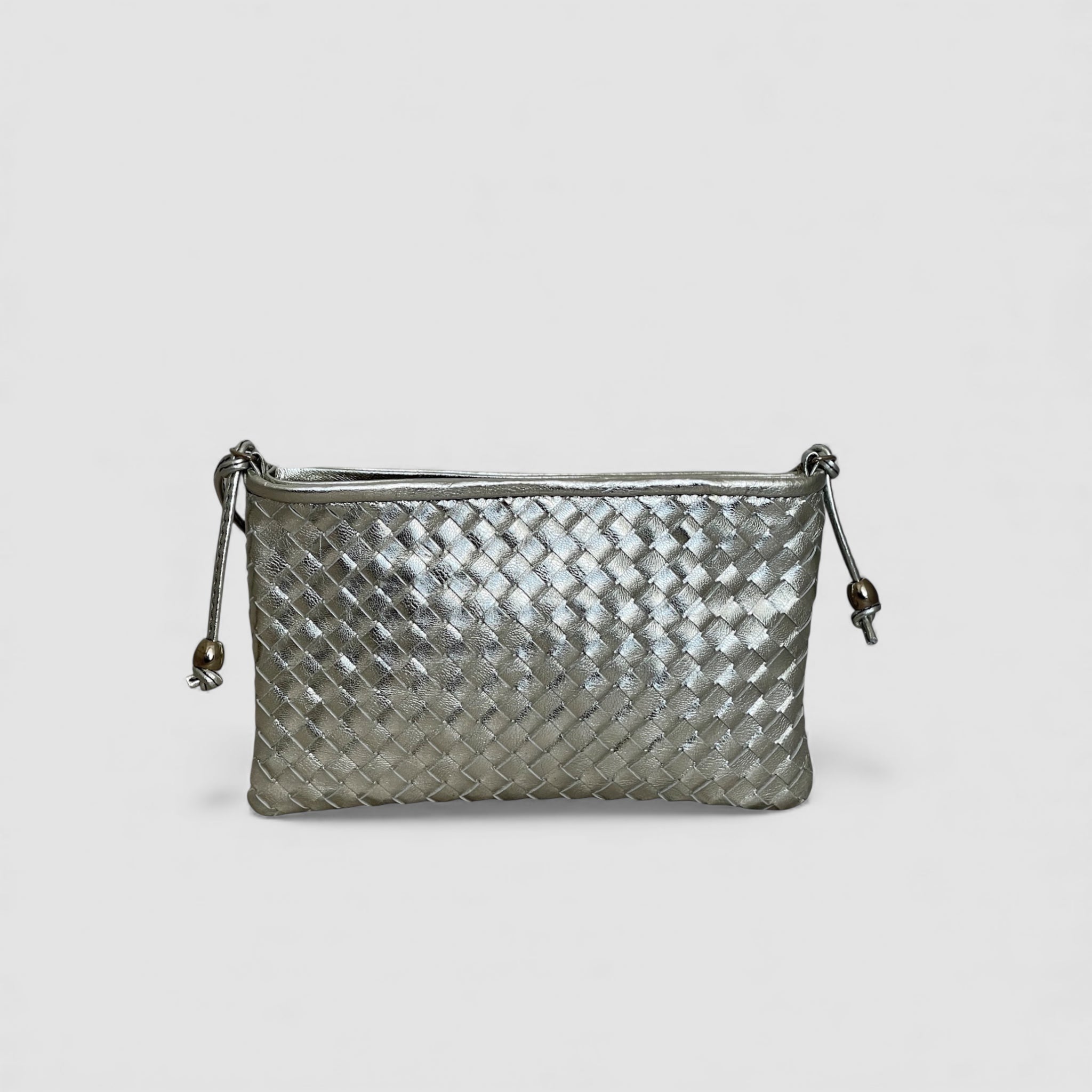 Ribichini Camper Clean Clutch i sølv: Elegant flettet lammeskinn. 