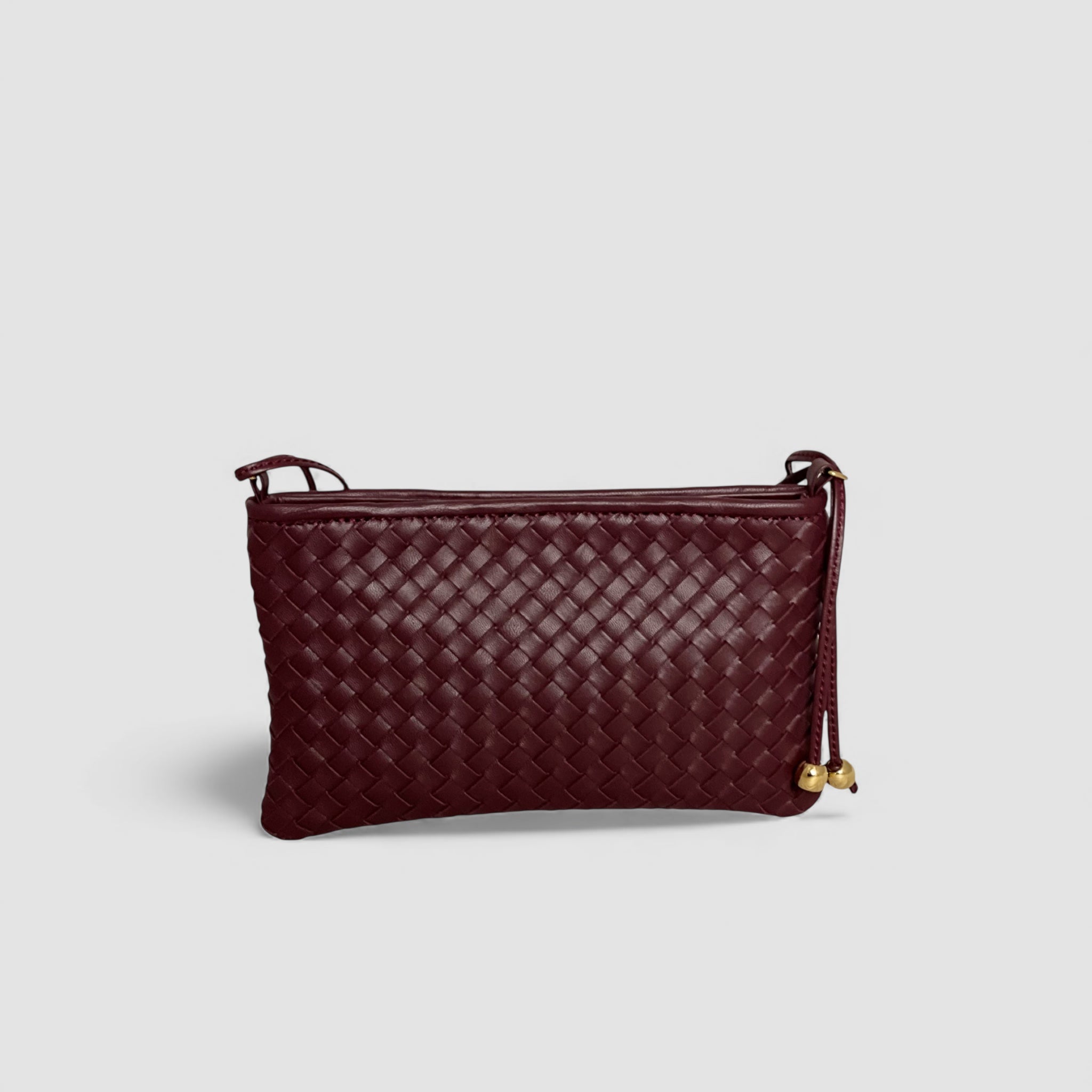 Ribichini Camper clean clutch laget i fargen bordeaux i flettet lammeskinn som gir den et unikt og stilig utseende.