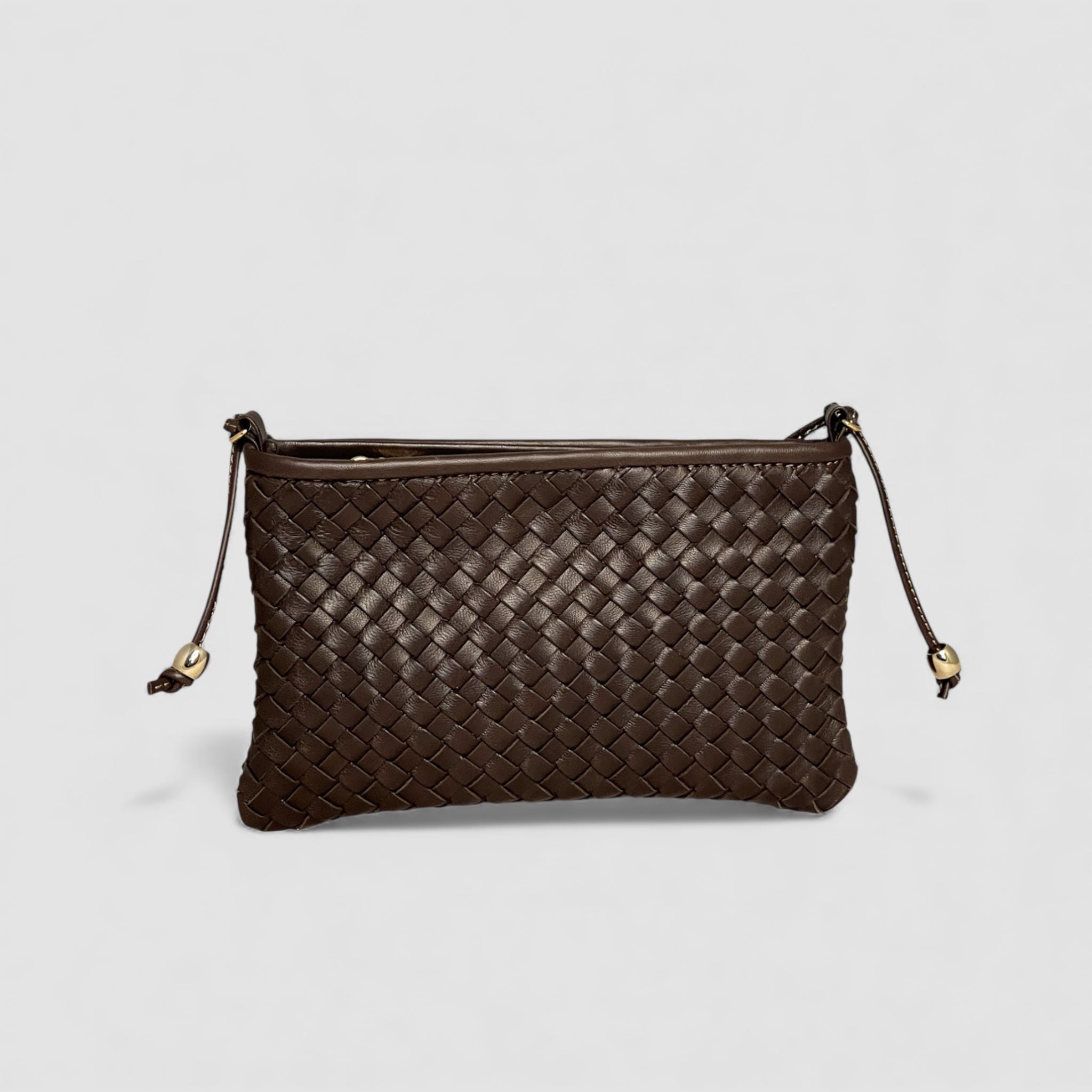Ribichini Camper clean clutch laget av sjokoladebrunt, flettet lammeskinn utstråler en diskret eleganse.