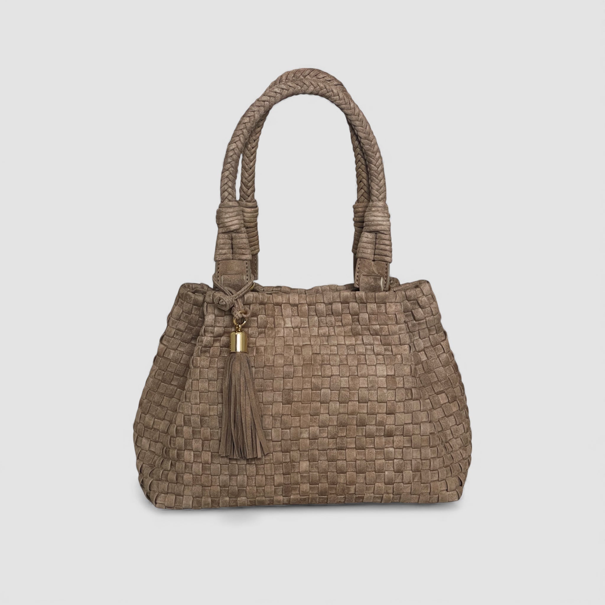 Sophia Royal semsket flettet skinnveske i fargen terra med skinn-dusk og gulldetaljer fremhever luksus og eleganse.