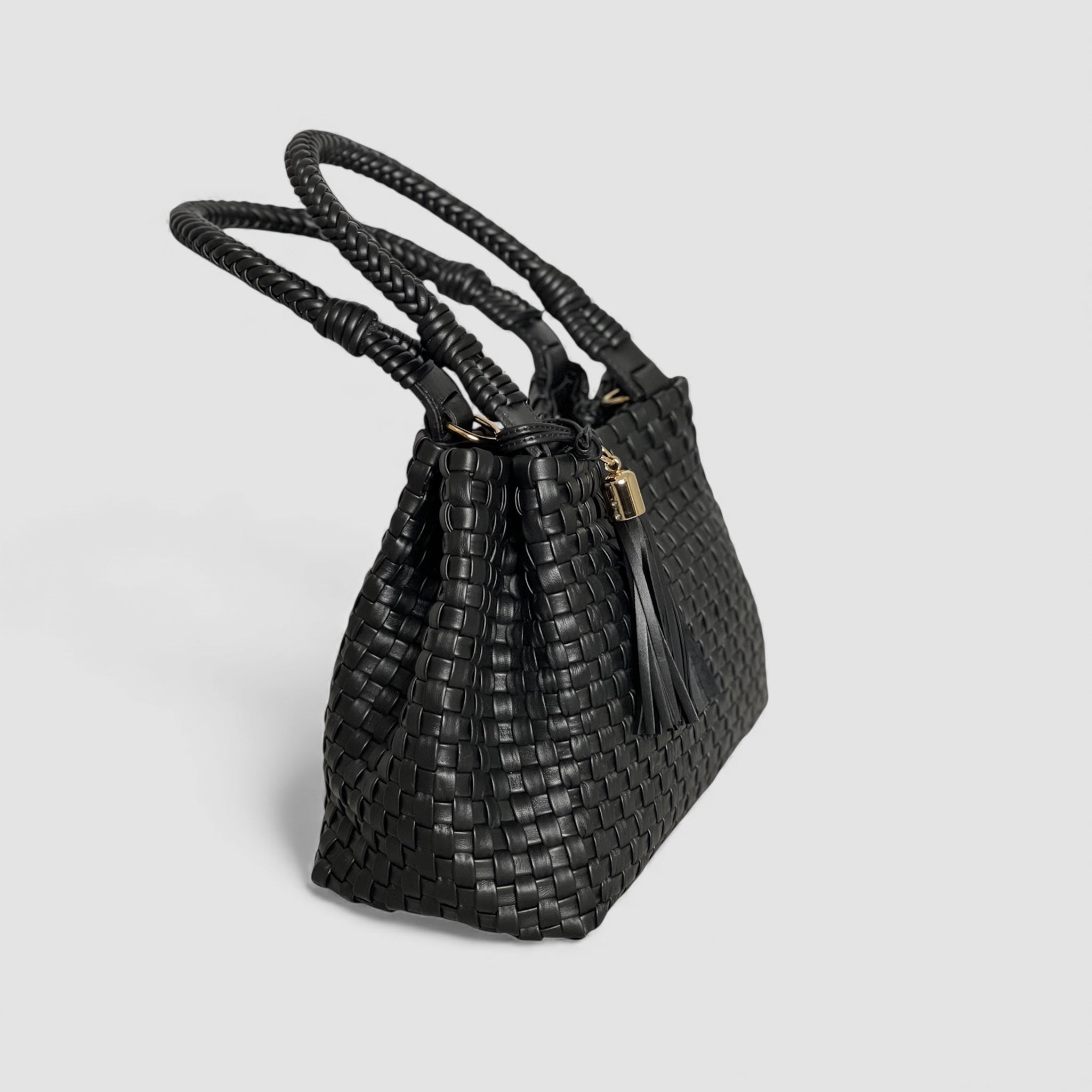 Siden av sort Sophia-veske viser flettede hanker og tidløs eleganse.