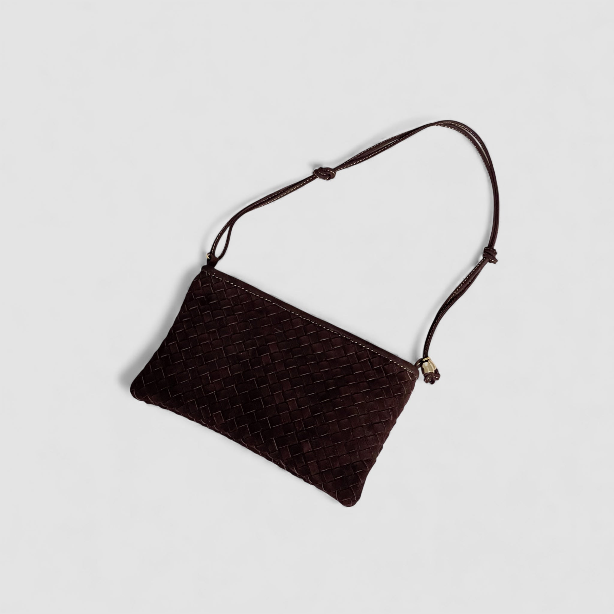 Ribichini Camper clutch i semsket sjokoladebrunt skinn, med justerbar skulderstropp og flettemønster.