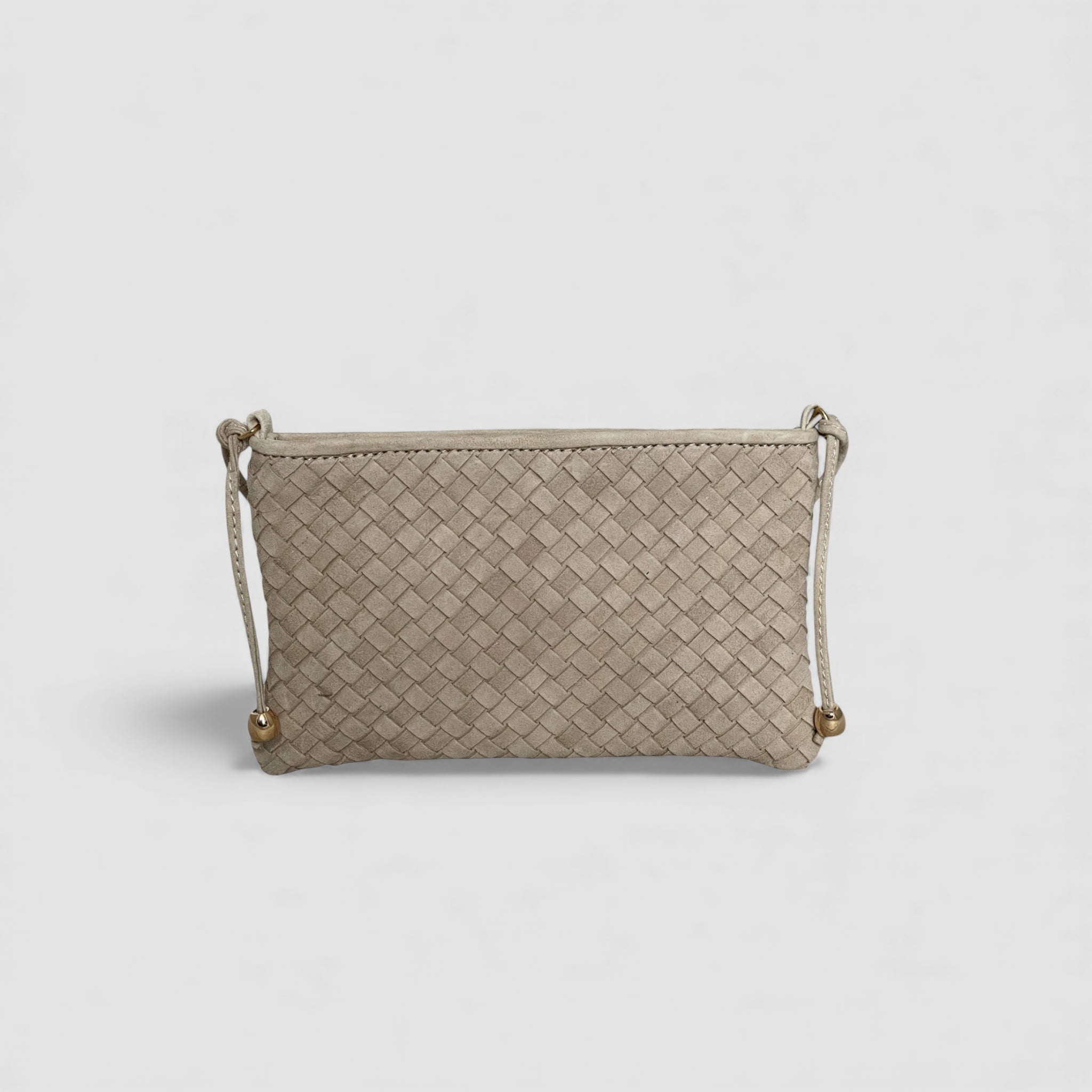 Ribichini Camper clutch i fargen sand i semsket lammeskinn. Den har et flettet utseende og fine gulldetaljer.