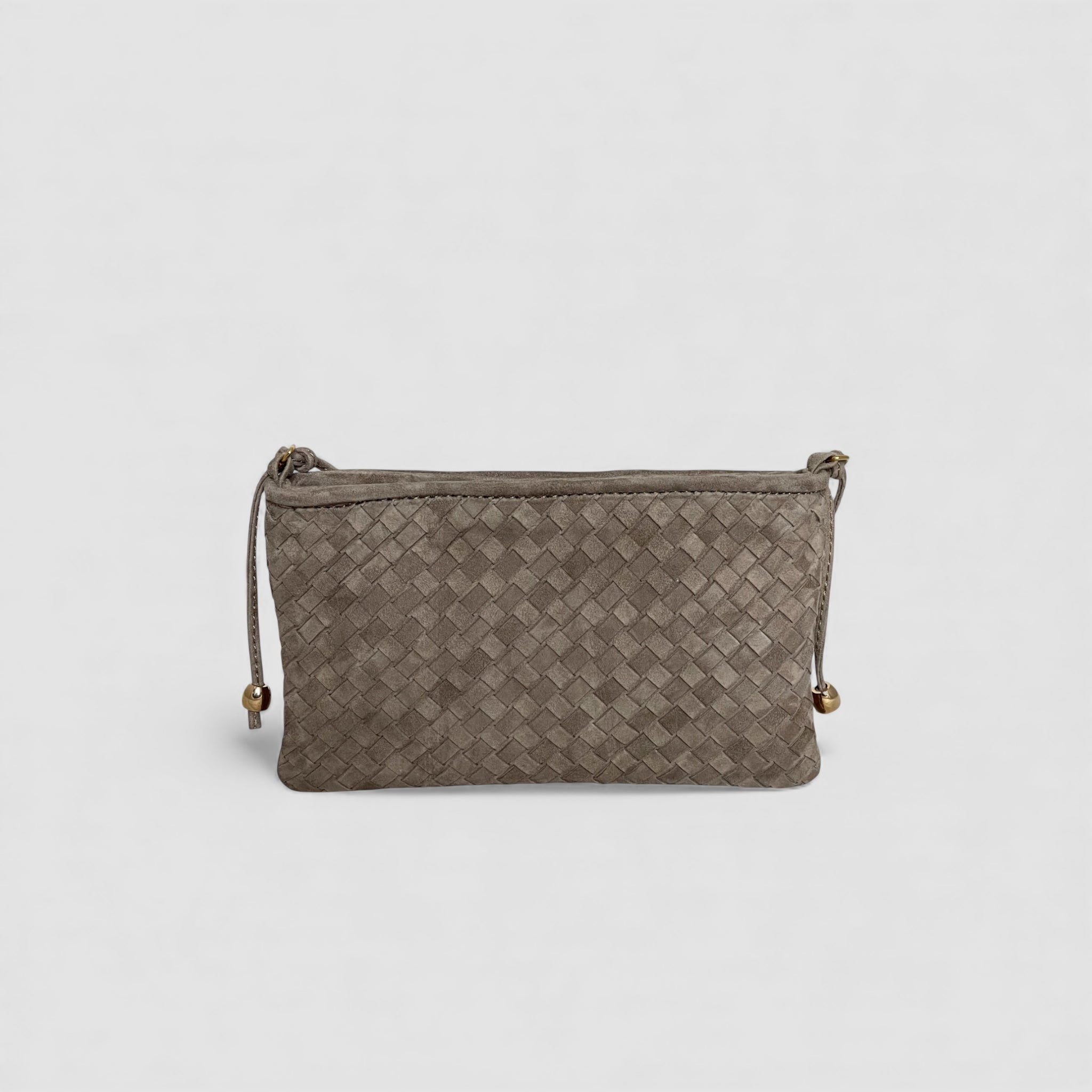 Ribichini Camper clutch i fargen smoke i semsket lammeskinn. Den har et flettet utseende og fine gulldetaljer.