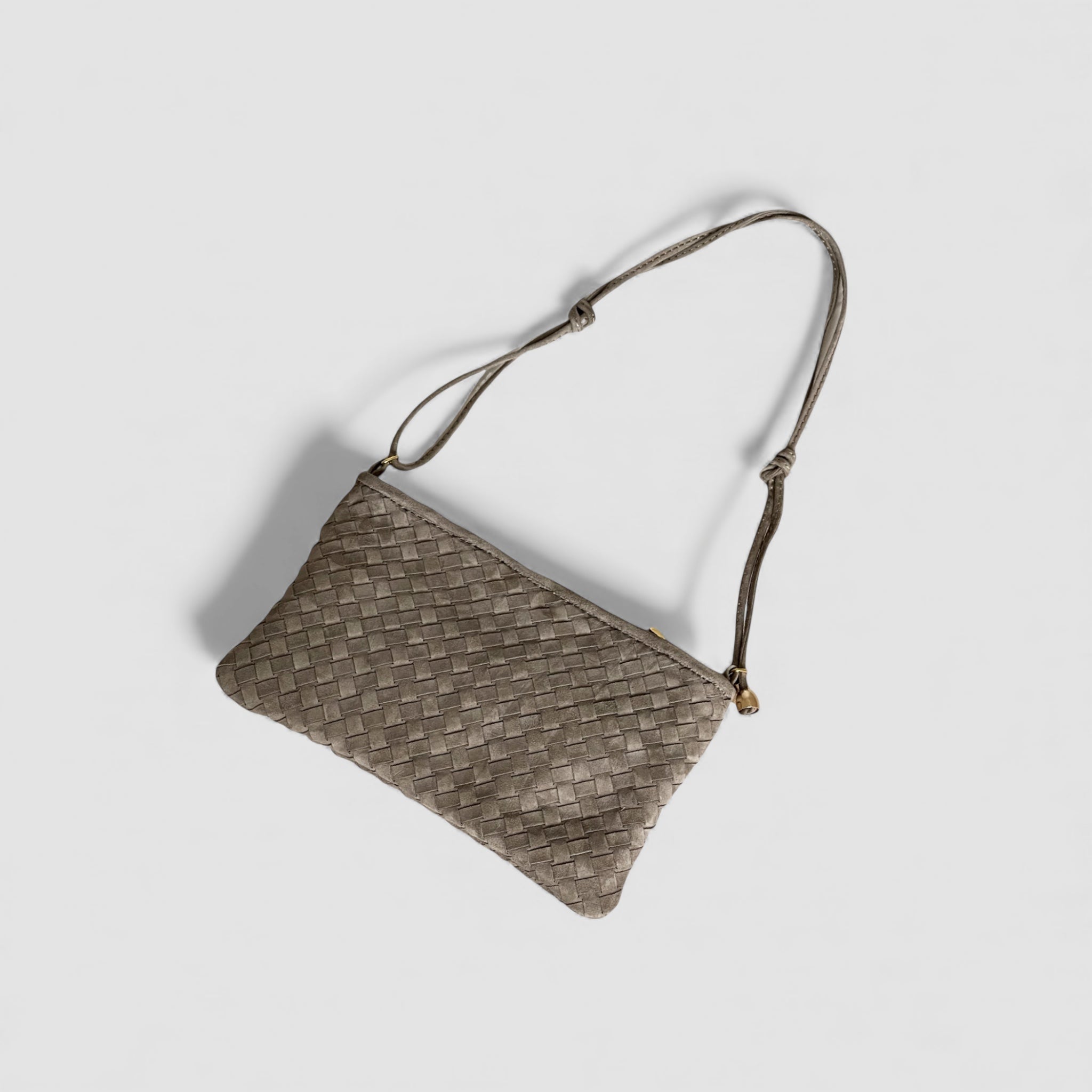 Ribichini Camper clutch i fargen smoke i semsket lammeskinn med flettet design og gulldetaljer, vist ovenfra med skulderrem.