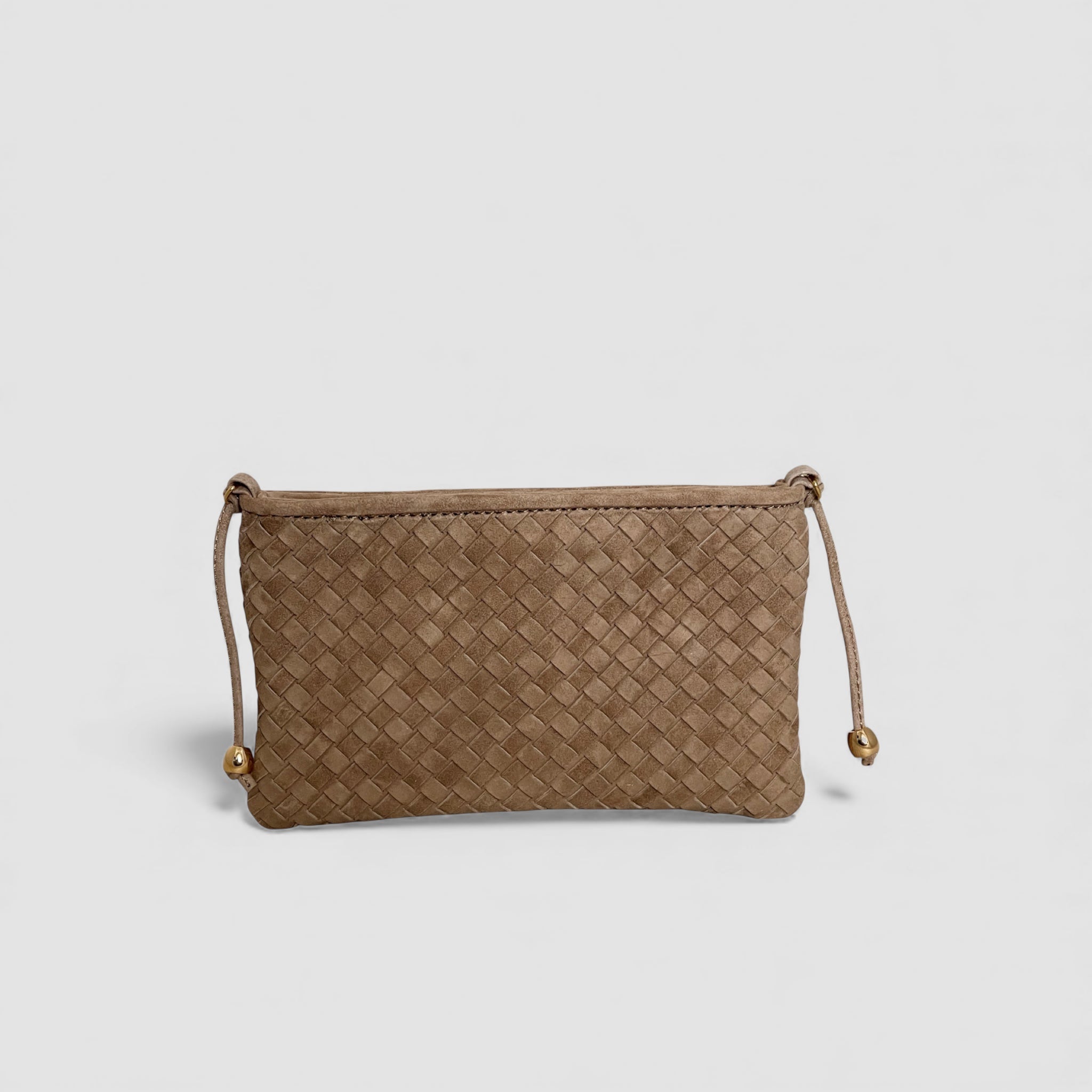 Ribichini Camper clutch i fargen terra i semsket lammeskinn. Den har et flettet utseende og fine gulldetaljer.