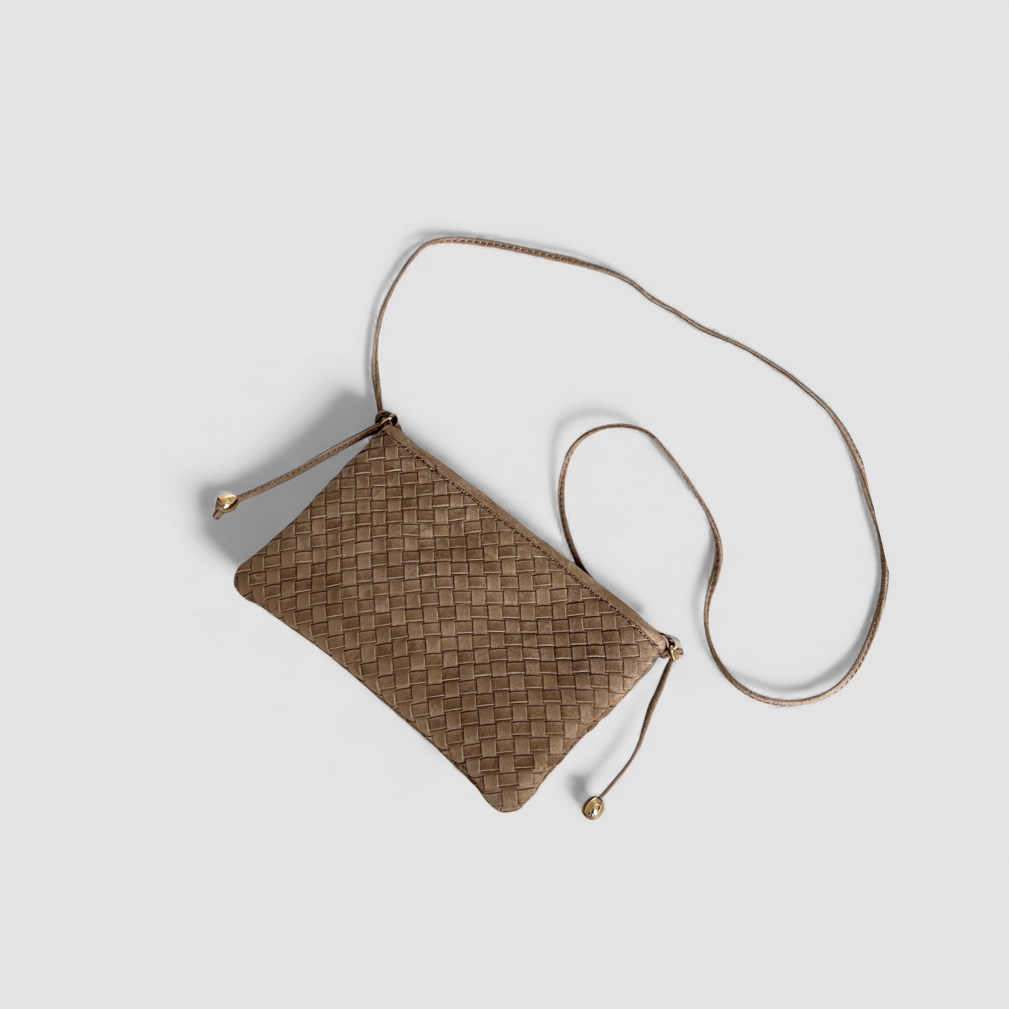 Ribichini Camper clutch i terra semsket lammeskinn med flettet design og lang skulderrem, vist ovenfra.