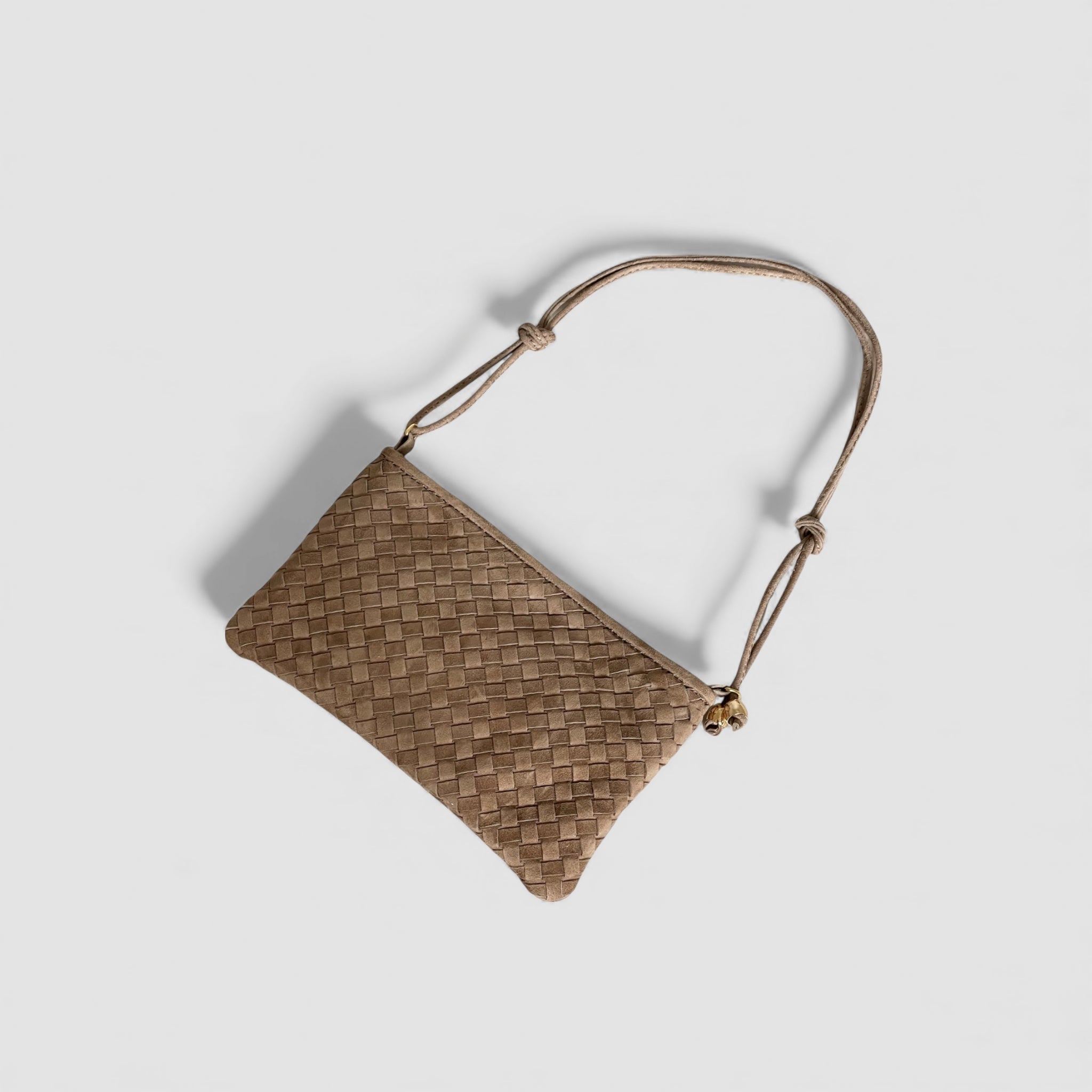 Ribichini Camper clutch i terra semsket lammeskinn med flettet design og gulldetaljer, vist ovenfra med skulderrem.