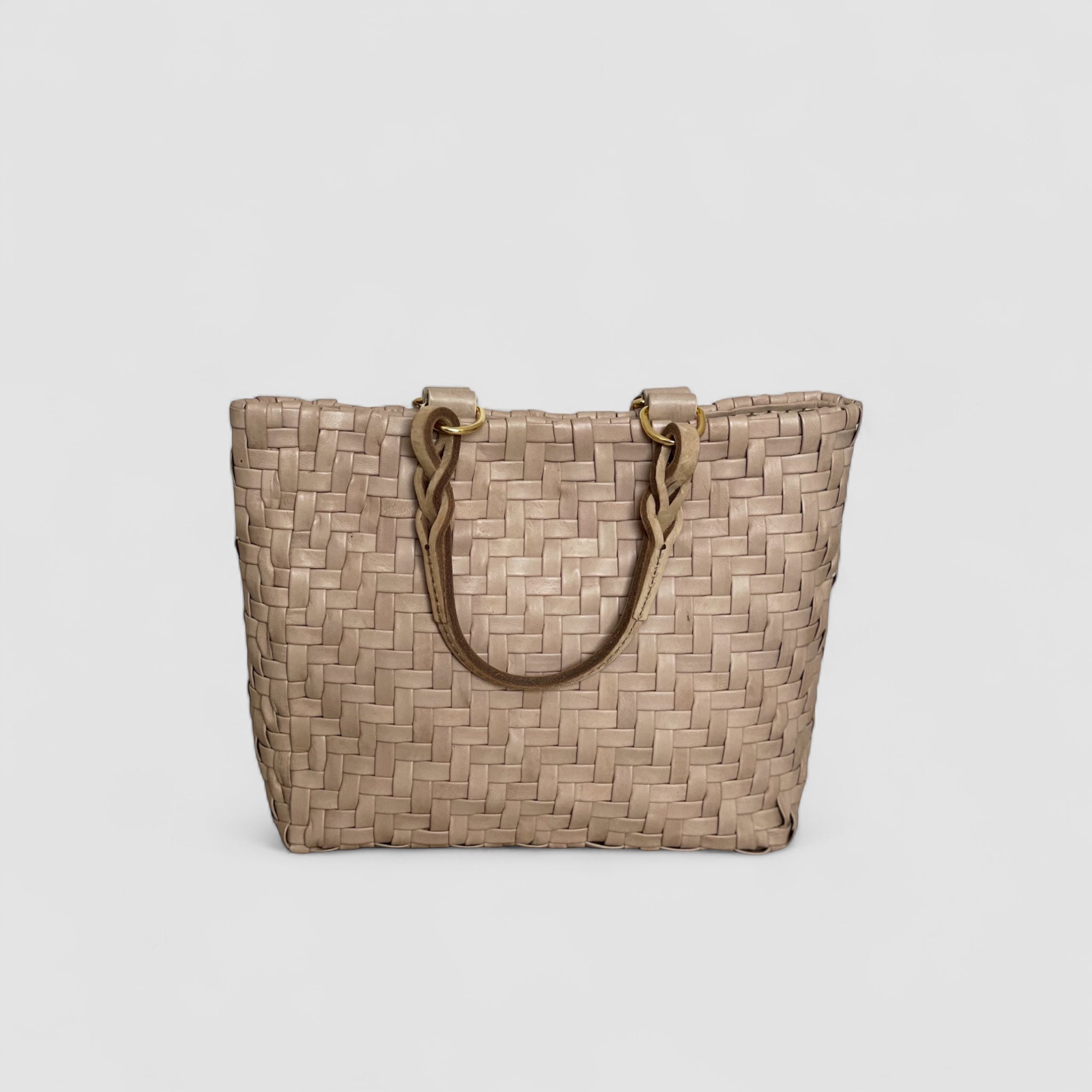 Ribichini Safari Lady skinnveske i latte er elegant og stilfull med flettet lammeskinn, beholder det unike fiskebensmønsteret.