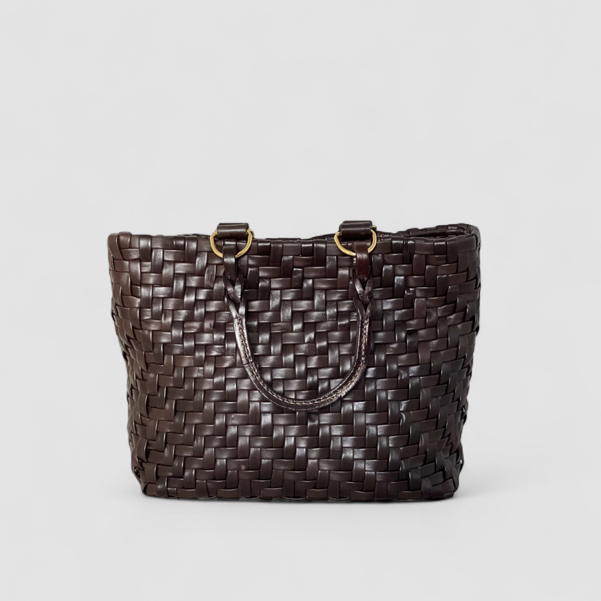 Ribichini Safari Lady skinnvesken i chocolate kombinerer stil og funksjonalitet med sitt elegante fiskebensmønster og vakre detaljer på hankene.