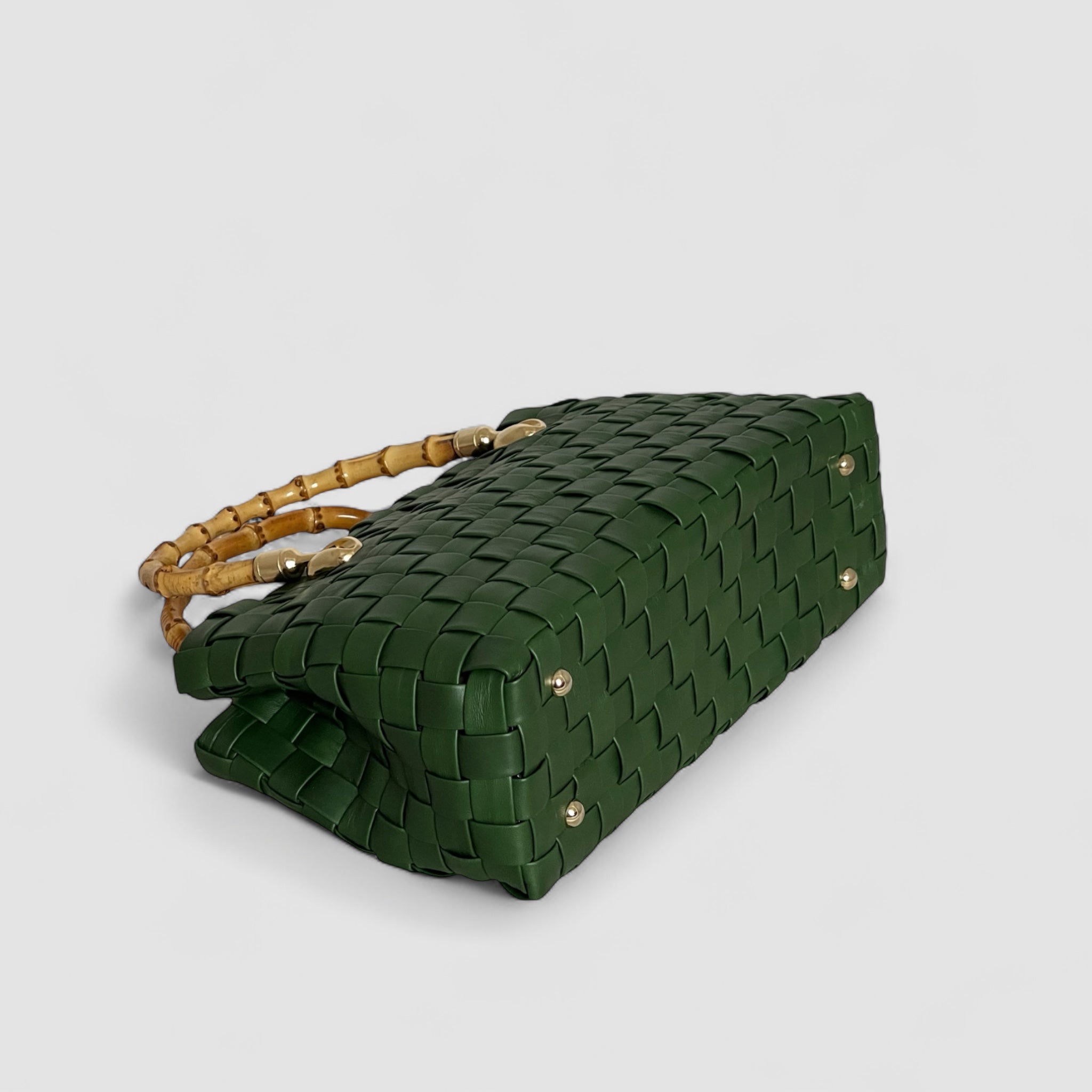 Ribichini Bamboo Green – Elegant håndveske i grønt lammeskinn med bambushåndtak og gull detaljer.