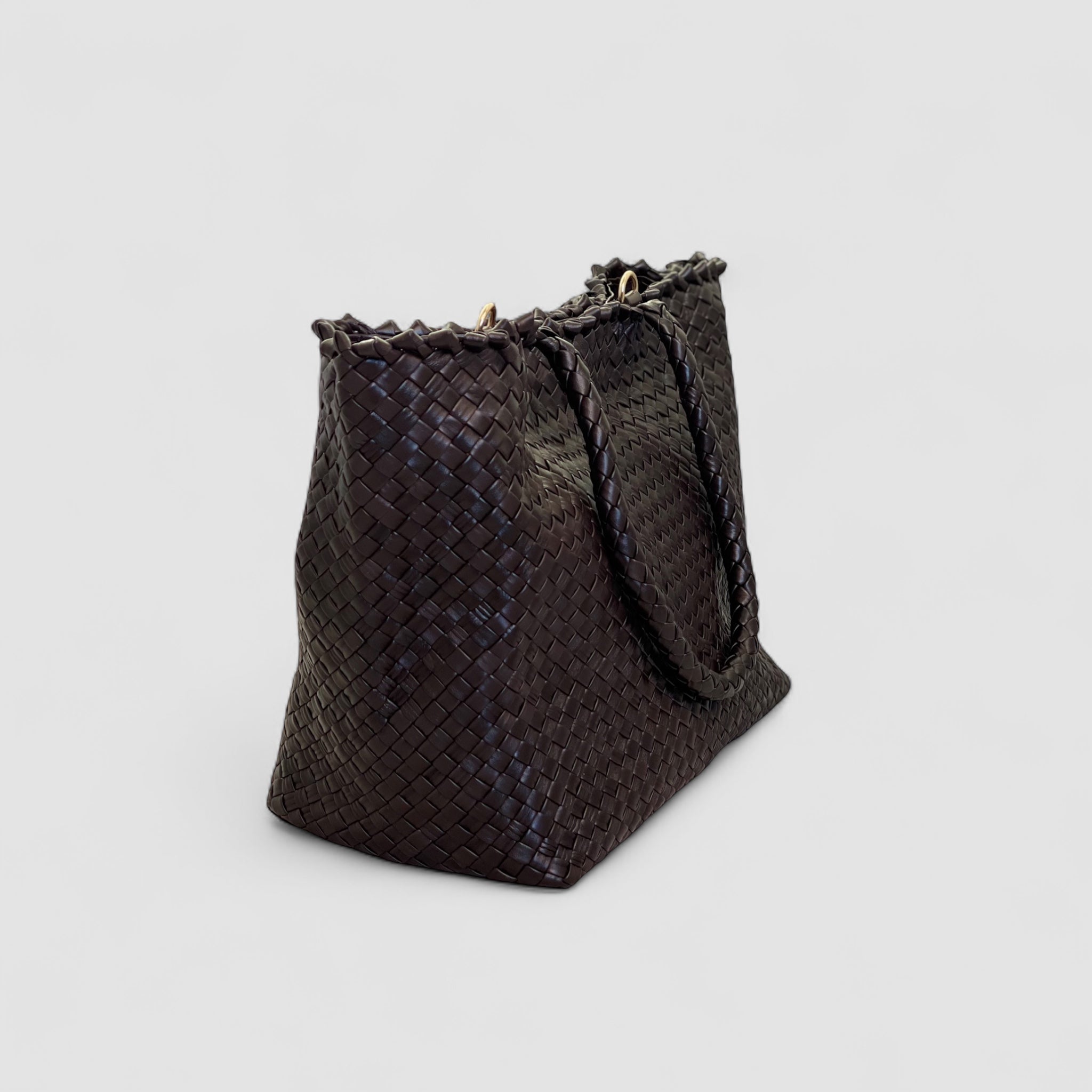 Ribichini Woodstock Classic  skinnveske i chocolate viser det flotte flettemønsteret i lammeskinn. Håndverket og designet er tydelig.