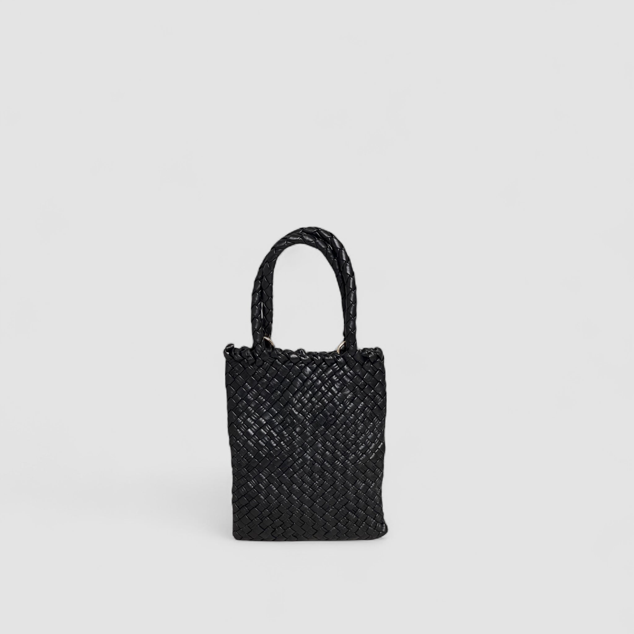 Ribichini Woodstock Bella i sort: Elegant, flettet lammeskinnveske med dypt sort farge.