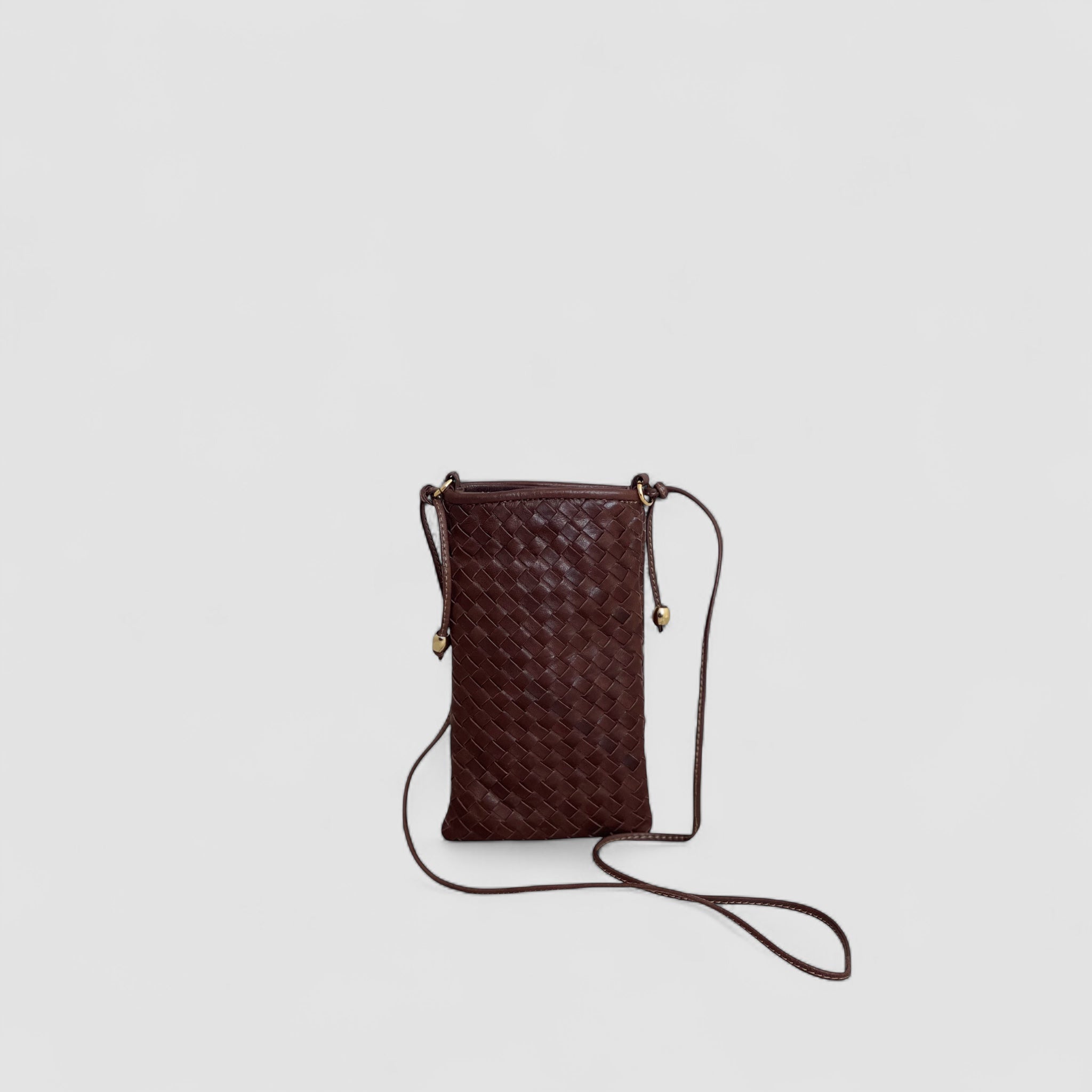 En Ribichini Pocket i brun, en elegant, liten skinnveske ideell for mobil, kredittkort og hemmelige notater.