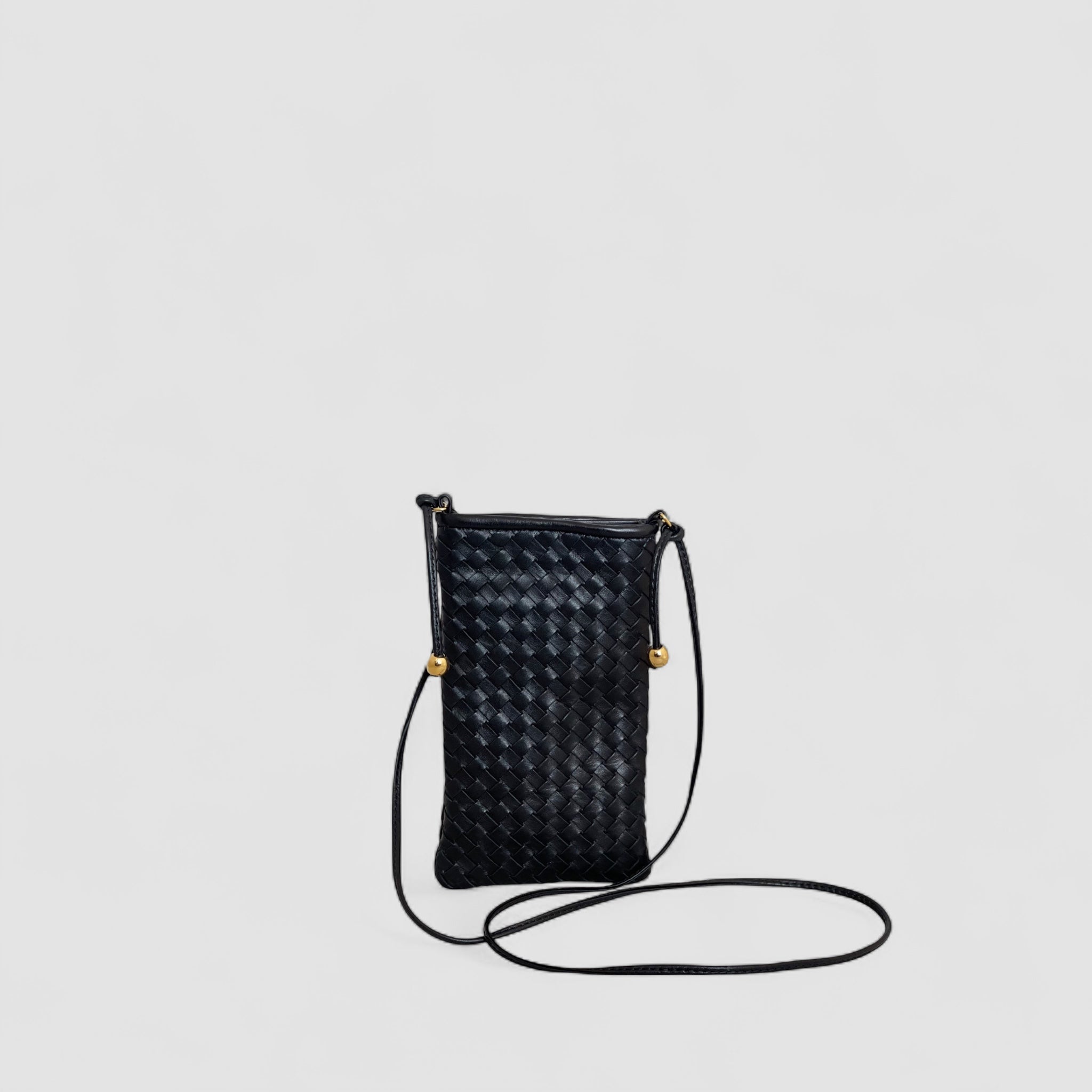En Ribichini Pocket i sort, en elegant, liten skinnveske perfekt for mobil, kredittkort og hemmelige notater.