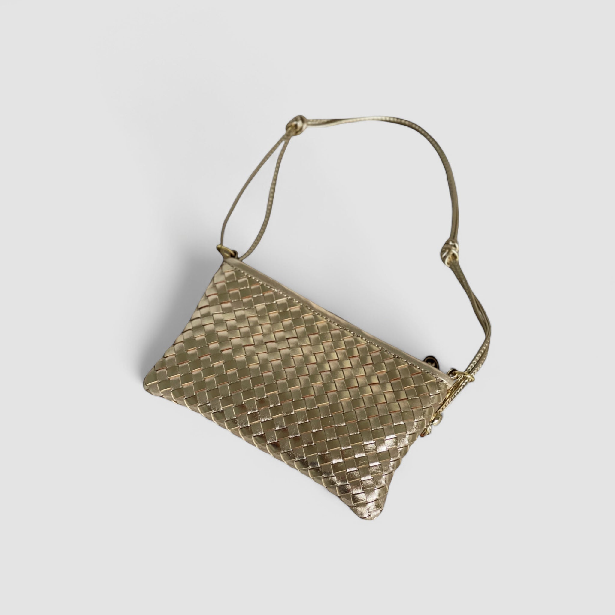 Ribichini Camper Clean clutch i gull. Håndlaget av flettet lammeskinn, med tydelige gulldetaljer, stråler av luksus og eleganse.