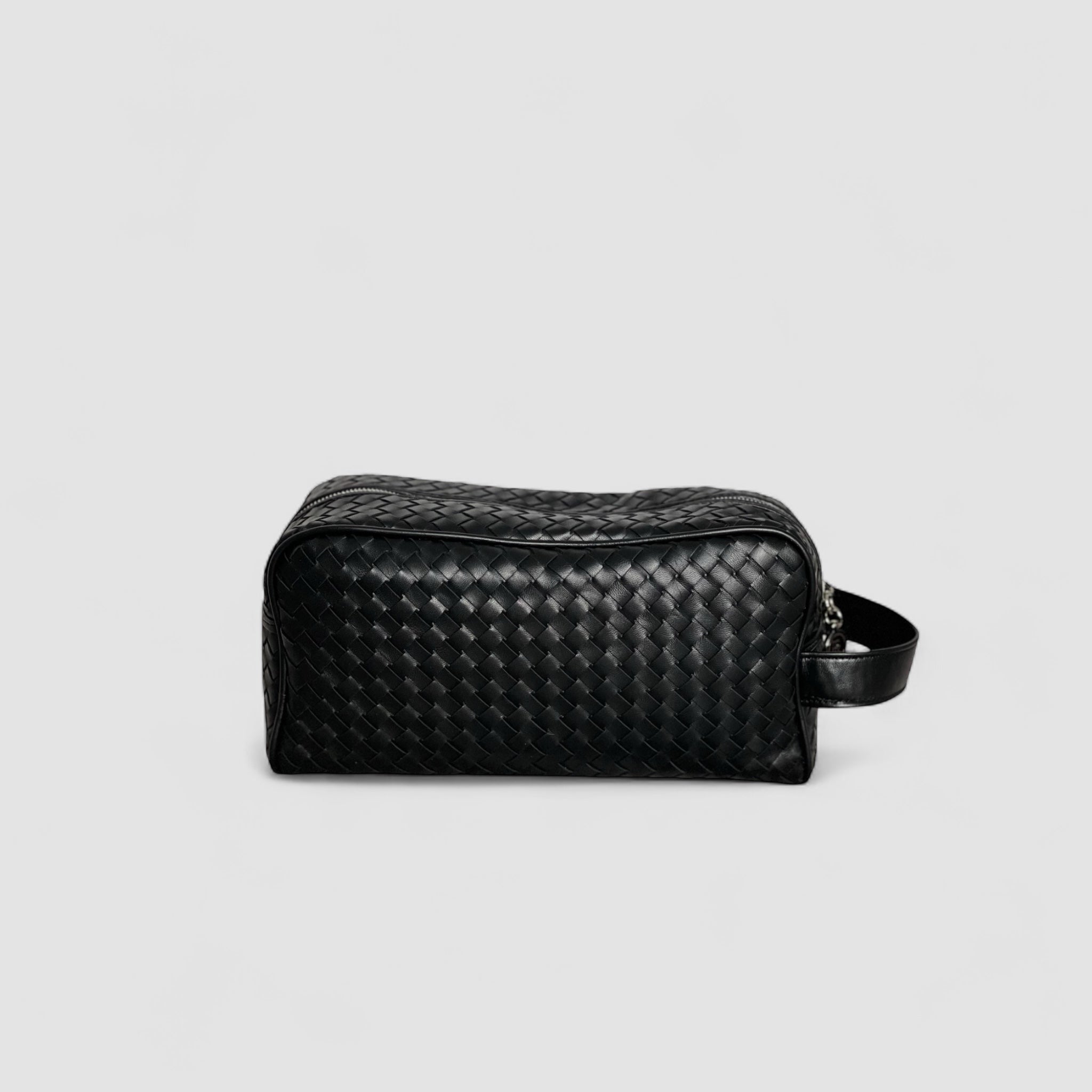 Ribichini Secrets i sort lammeskinn er den essensielle følgesvennen, elegant som en toilettveske eller praktisk som en go-to-veske. 