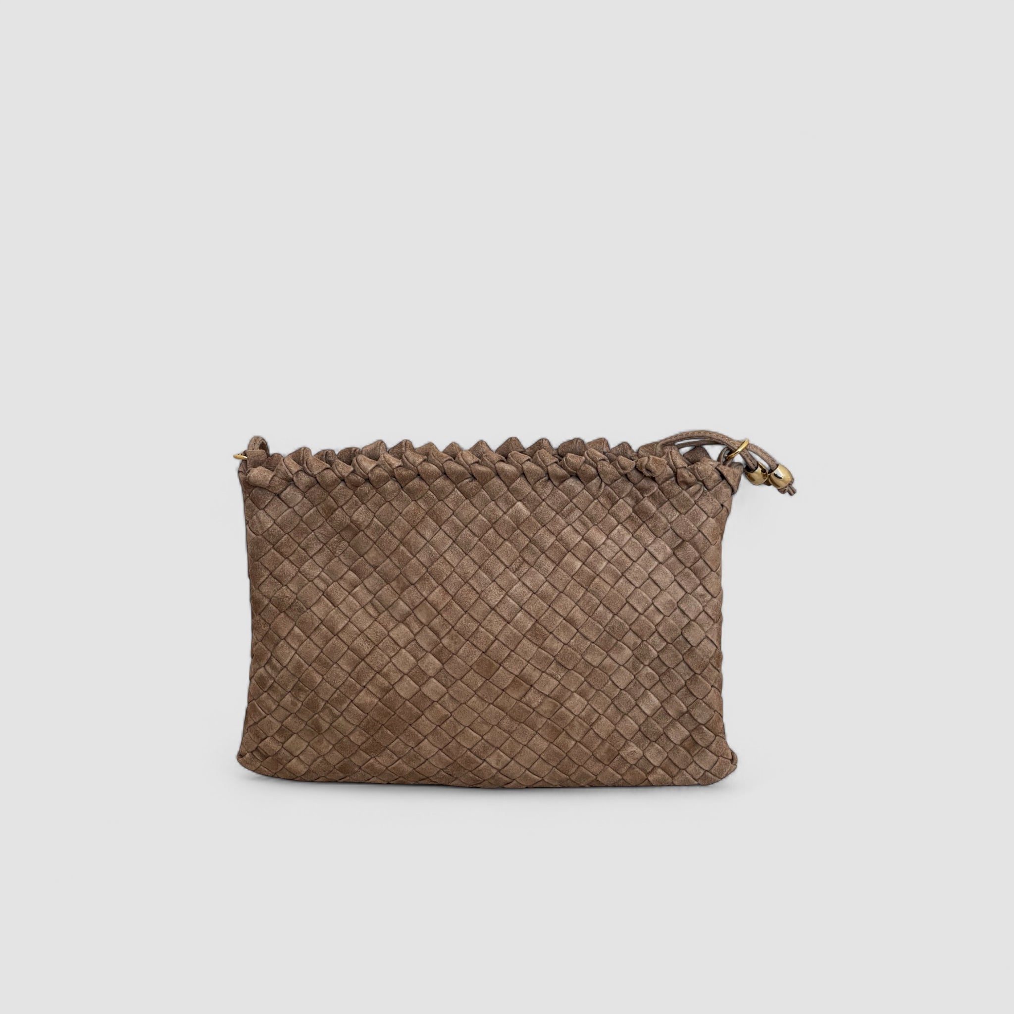 Ribichini Woodstock Royal clutch i semsket lammeskinn, fargen terra, med flettet design og gullfarget detalj ved stroppen.