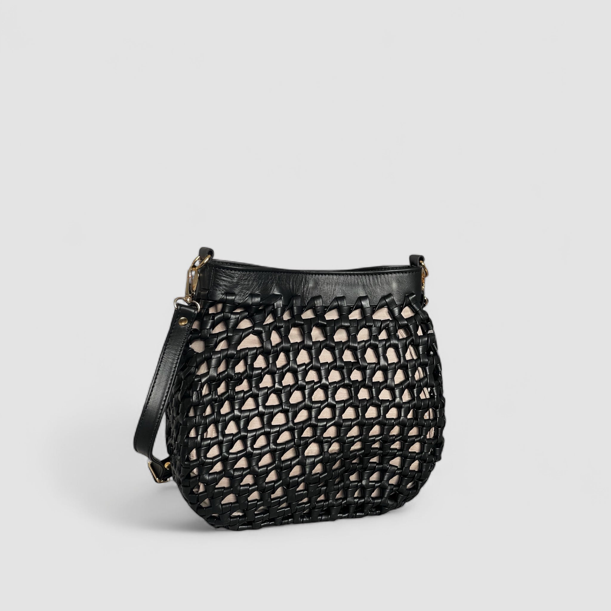 Ribichini Donna vesken er en visuell glede med intrikat flettet mønster. Svart skinn og gylne detaljer legger til luksus.