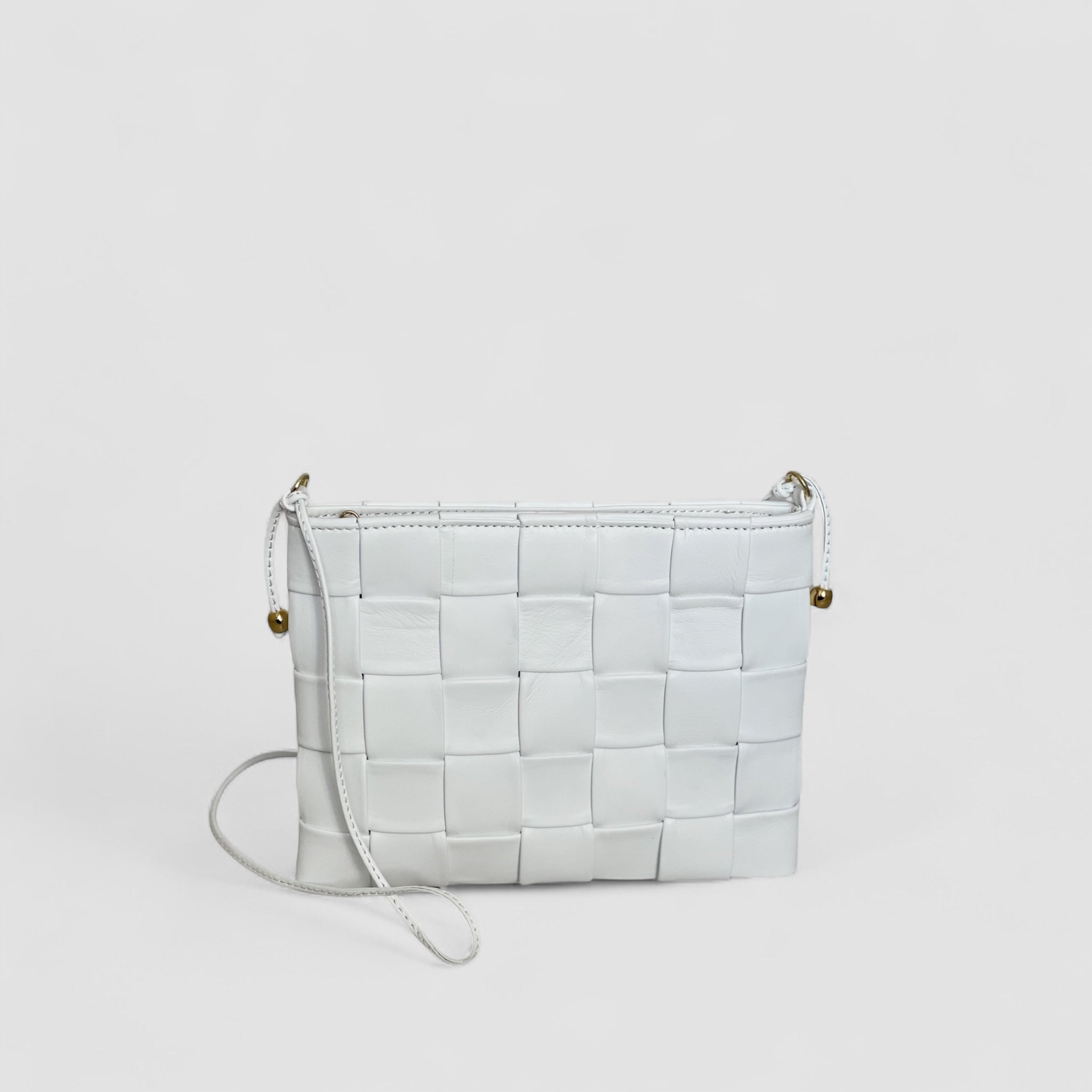 Ribichini Square Clutch i hvitt er perfekt for små nødvendigheter med sitt unike flettemønster og myke lammeskinn. 