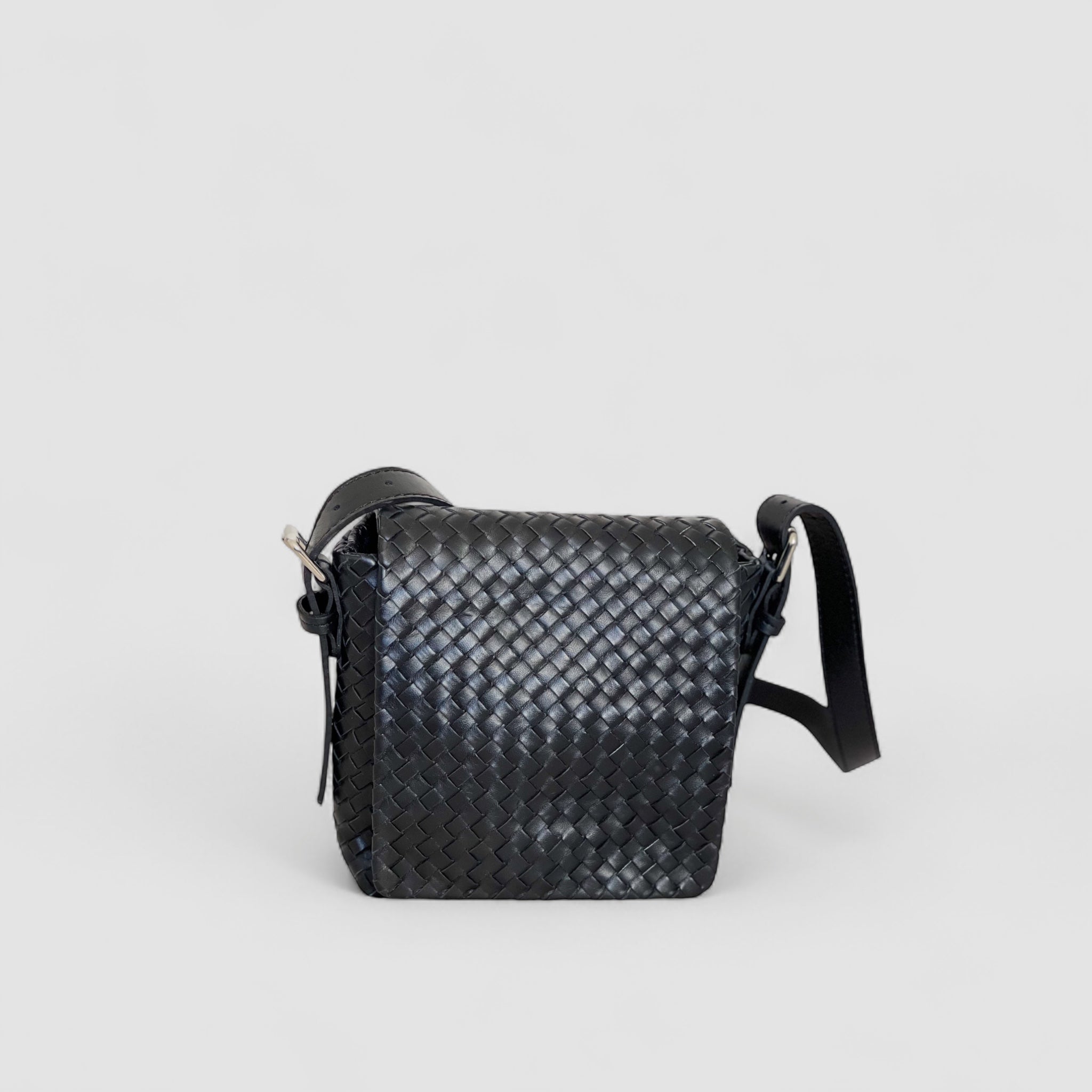 Ribichini Crossover Mini er en trendy veske laget av flettet sort lammeskinn. Den er en mindre versjon av Ribichini Crossover.