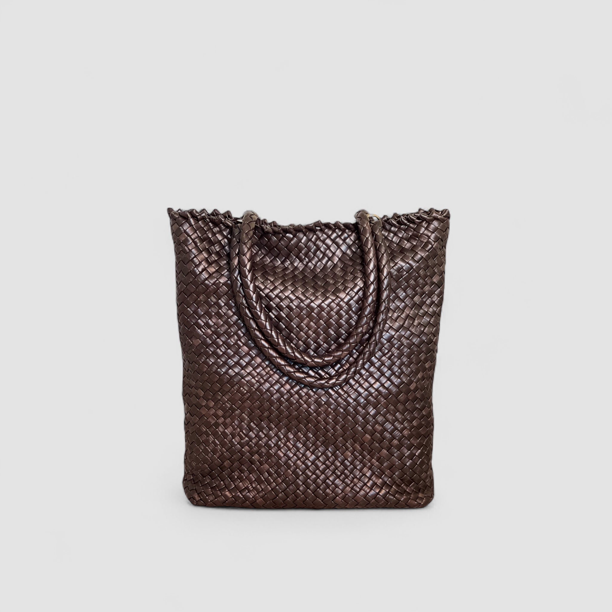 Ribichini Woodstock i sjokoladefarge, en elegant tote-bag av flettet lammeskinn, perfekt for hverdagen.
