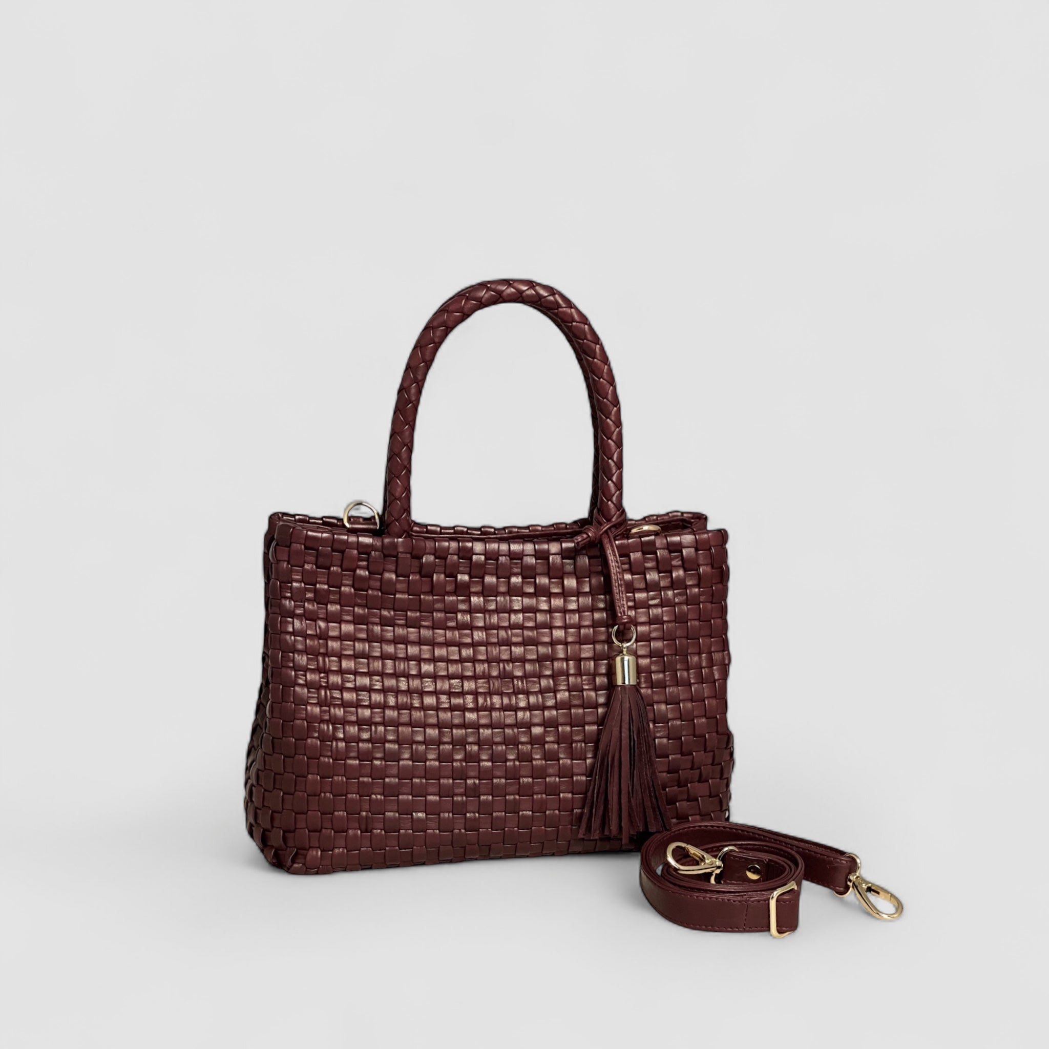 Ribichini Ginny-skinnvesken leveres med en avtagbar skulderstropp, slik at den kan bæres enten over skulderen eller som en crossbody-veske.