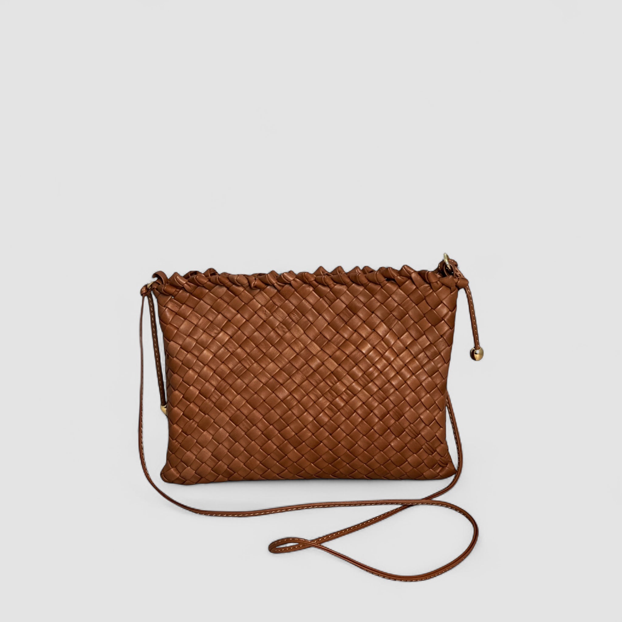 Ribichini Woodstock-clutch i cognacskinn, flettet mønster, slank skulderrem, subtile gulldetaljer, elegant og funksjonell.
