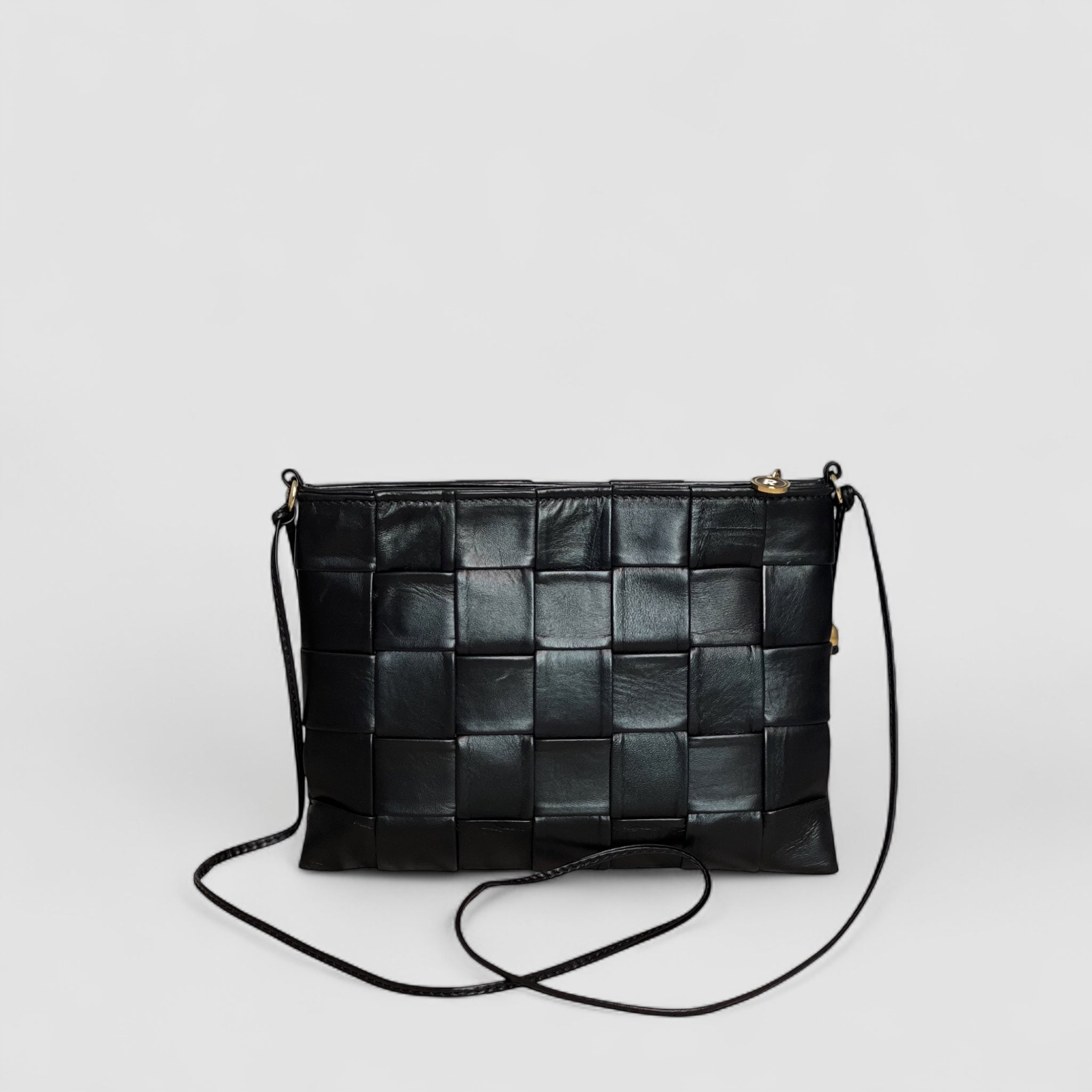 Ribichini Square Clutch i sort er en elegant og kompakt veske laget av flettet lammeskinn.